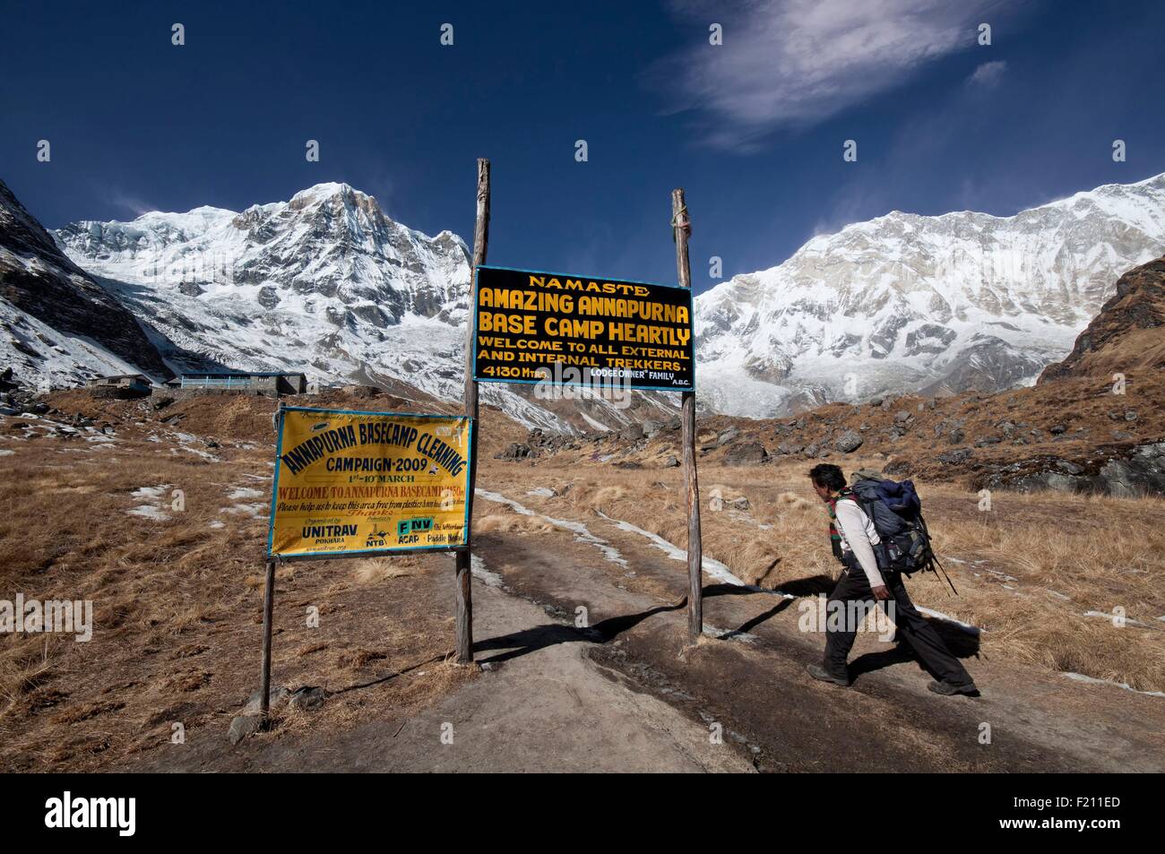Il Nepal, Gandaki, regione di Annapurna, Nepalese trekker raggiungendo l'Annapurna Campo Base a 4130m di altitudine Foto Stock