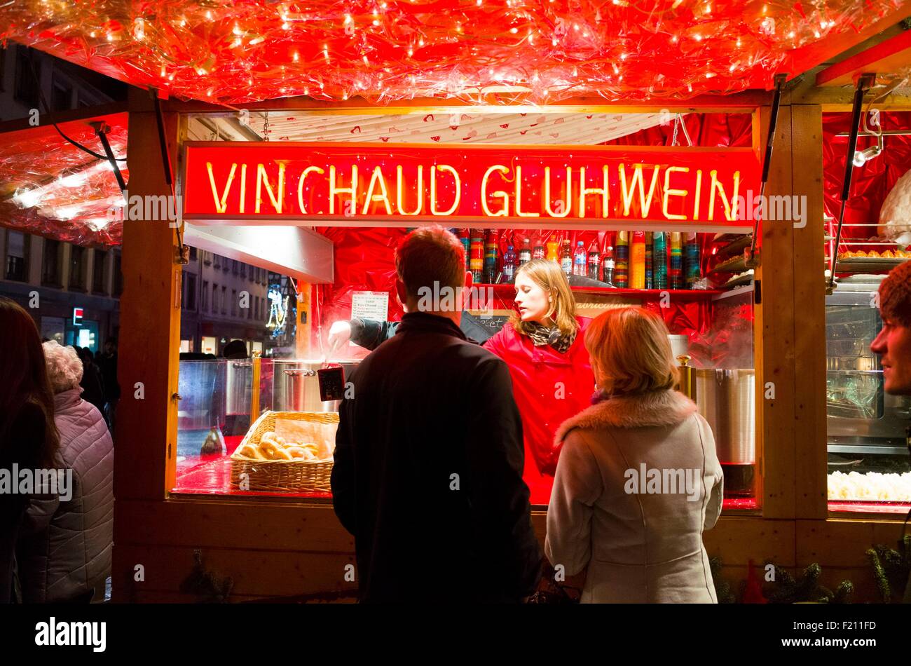 Francia, Bas Rhin, Strasburgo, mercato di Natale ChriskindelsmΣrik è una tradizione che risale al medioevo e ospita migliaia di turisti ogni giorno nel mese di dicembre Foto Stock