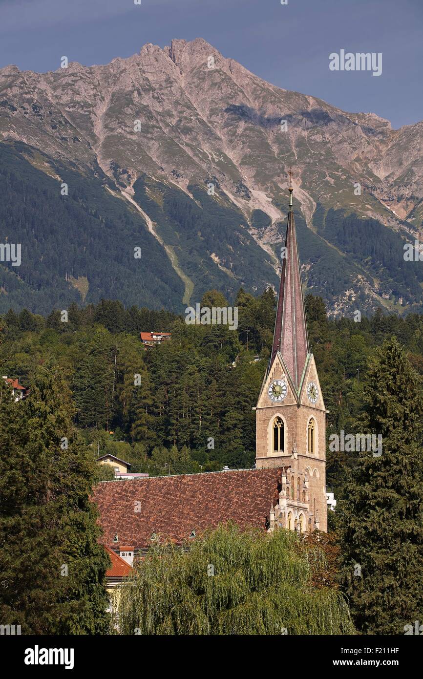 Austria, Tirolo, Innsbruck, la chiesa di San Nicola dal ponte Innsteg Foto Stock