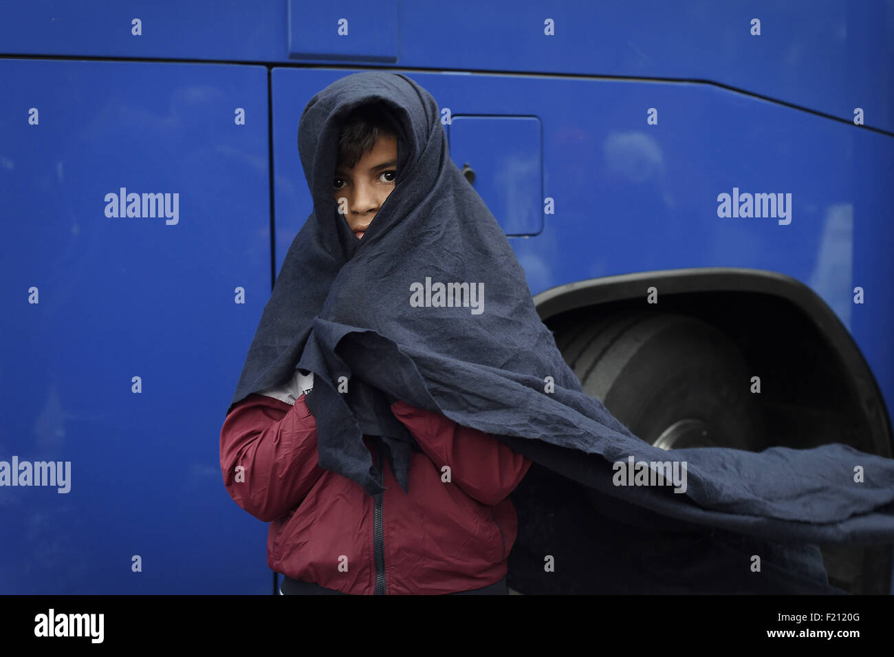 Gevgelija, Grecia. Il 7 ottobre, 2015. Grecia/Macedonia confine Idomeni/Gevgelija Settembre, 08 2015.migliaia di migranti sono state versando oltre la frontiera tra la Grecia e la Macedonia come hanno fatto il loro cammino verso l' Unione europea segue una giornata di tensioni con la polizia.Sotto l'occhio vigile della polizia macedone indossare giubbotti antiproiettile, che attraversa il confine, diverse decine di in corrispondenza di un tempo. © Danilo Balducci/ZUMA filo/Alamy Live News Foto Stock