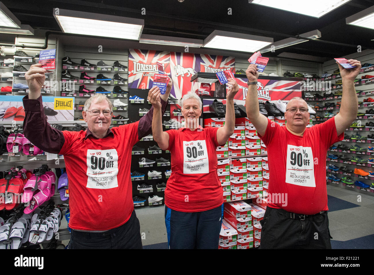 Shirebrooke, UK. 09Sep, 2015. L-R Keith Venables, Cheryl Pidgeon e Jim Griffiths, all'interno dello sport Direct Store per mano di prospetti a membri del personale. Credito: Mark Harvey/Alamy Live News Foto Stock