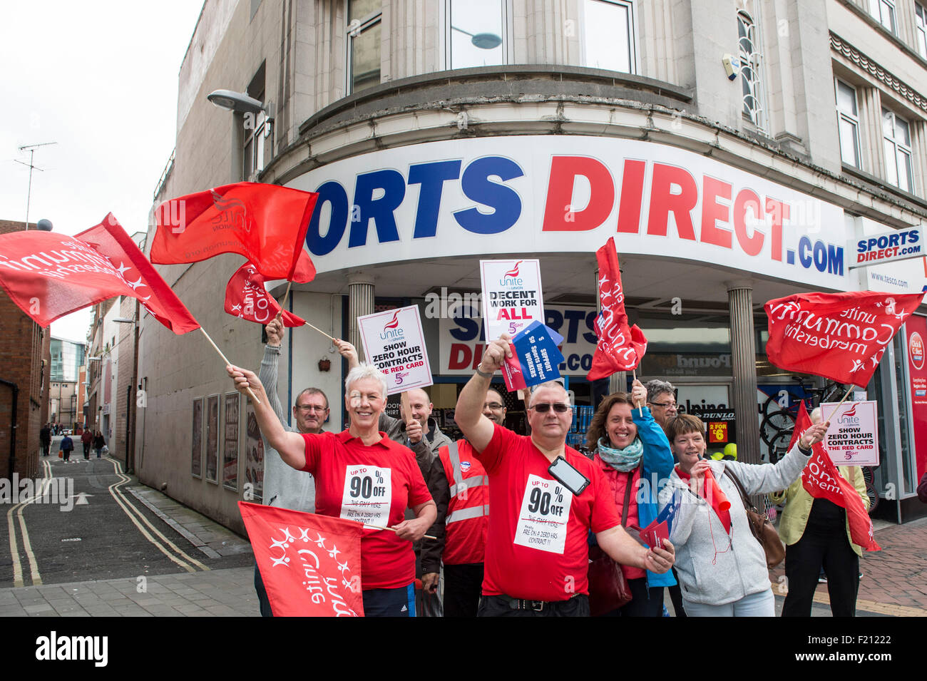 Derby, Regno Unito. 09Sep, 2015. Unire elementi di raccordo, dimostrare al di fuori del negozio di sport in diretta Derby city centre. Unite l'Unione stanno chiedendo la fine di quello che chiamano "Vittoriana" pratiche di lavoro presso l'azienda. La protesta è parte di una giornata nazionale di azione al di fuori dello sport negozi diretti in tutto il Regno Unito organizzato dall'Unione. Credito: Mark Harvey/Alamy Live News Foto Stock