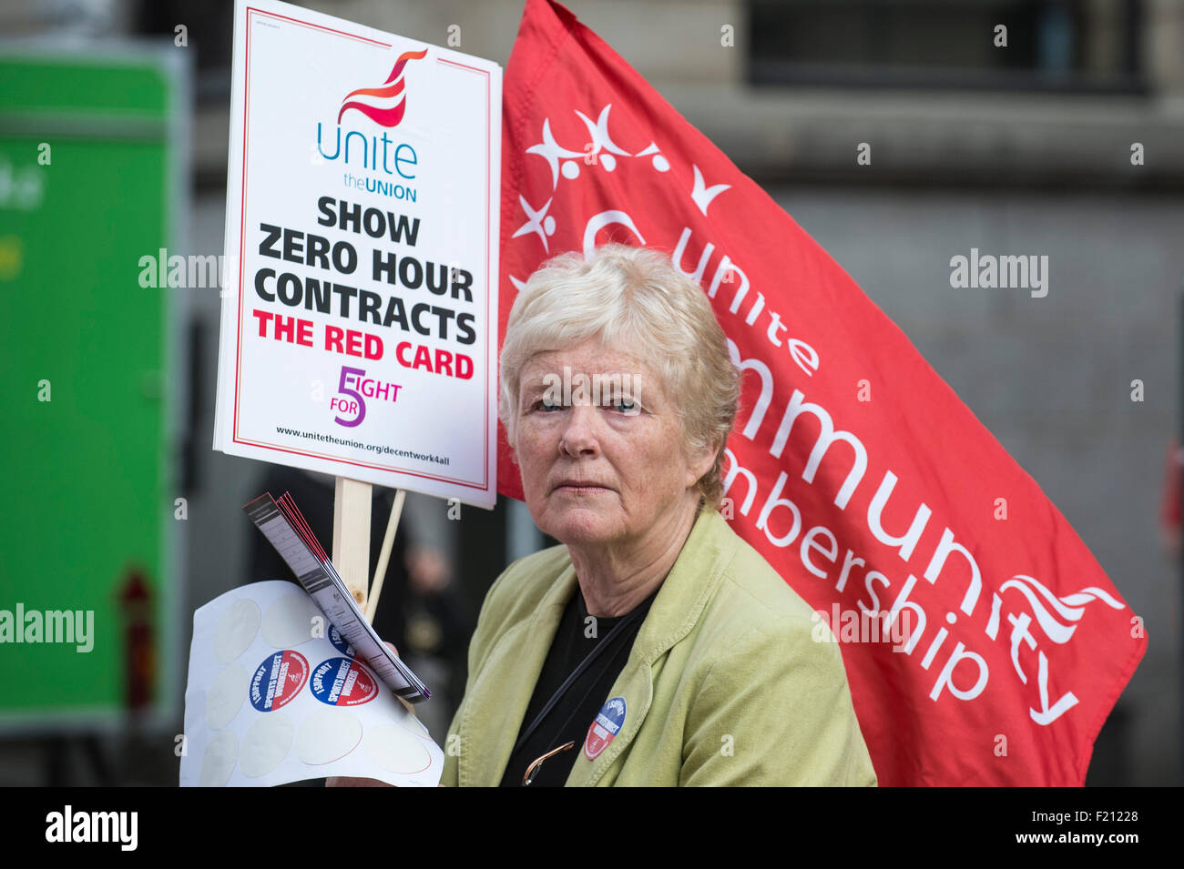 Derby, Regno Unito. 09Sep, 2015. Unire elementi di raccordo, dimostrare al di fuori del negozio di sport in diretta Derby city centre. Unite l'Unione stanno chiedendo la fine di quello che chiamano "Vittoriana" pratiche di lavoro presso l'azienda. La protesta è parte di una giornata nazionale di azione al di fuori dello sport negozi diretti in tutto il Regno Unito organizzato dall'Unione. Credito: Mark Harvey/Alamy Live News Foto Stock