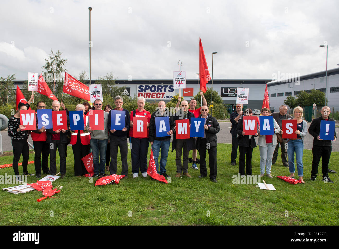 Shirebrooke, UK. 09Sep, 2015. Unire elementi di raccordo tenendo il polacco slogan 'Vi sosteniamo', dimostrare al di fuori della sede di sport in diretta Shirebrook dove la società di oggi ha tenuto la sua Assemblea Generale Annuale. Unite l'Unione stanno chiedendo la fine di quello che chiamano "Vittoriana" pratiche di lavoro presso il magazzino Shirebrook. La protesta è parte di una giornata nazionale di azione al di fuori dello sport negozi diretti in tutto il Regno Unito organizzato dall'Unione. Credito: Mark Harvey/Alamy Live News Foto Stock