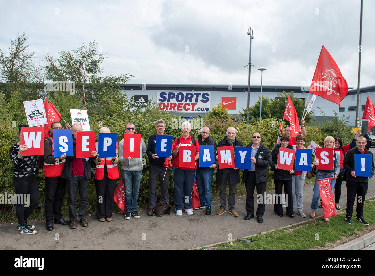 Shirebrooke, UK. 09Sep, 2015. Unire elementi di raccordo tenendo il polacco slogan 'Vi sosteniamo', dimostrare al di fuori della sede di sport in diretta Shirebrook dove la società di oggi ha tenuto la sua Assemblea Generale Annuale. Unite l'Unione stanno chiedendo la fine di quello che chiamano "Vittoriana" pratiche di lavoro presso il magazzino Shirebrook. La protesta è parte di una giornata nazionale di azione al di fuori dello sport negozi diretti in tutto il Regno Unito organizzato dall'Unione. Credito: Mark Harvey/Alamy Live News Foto Stock