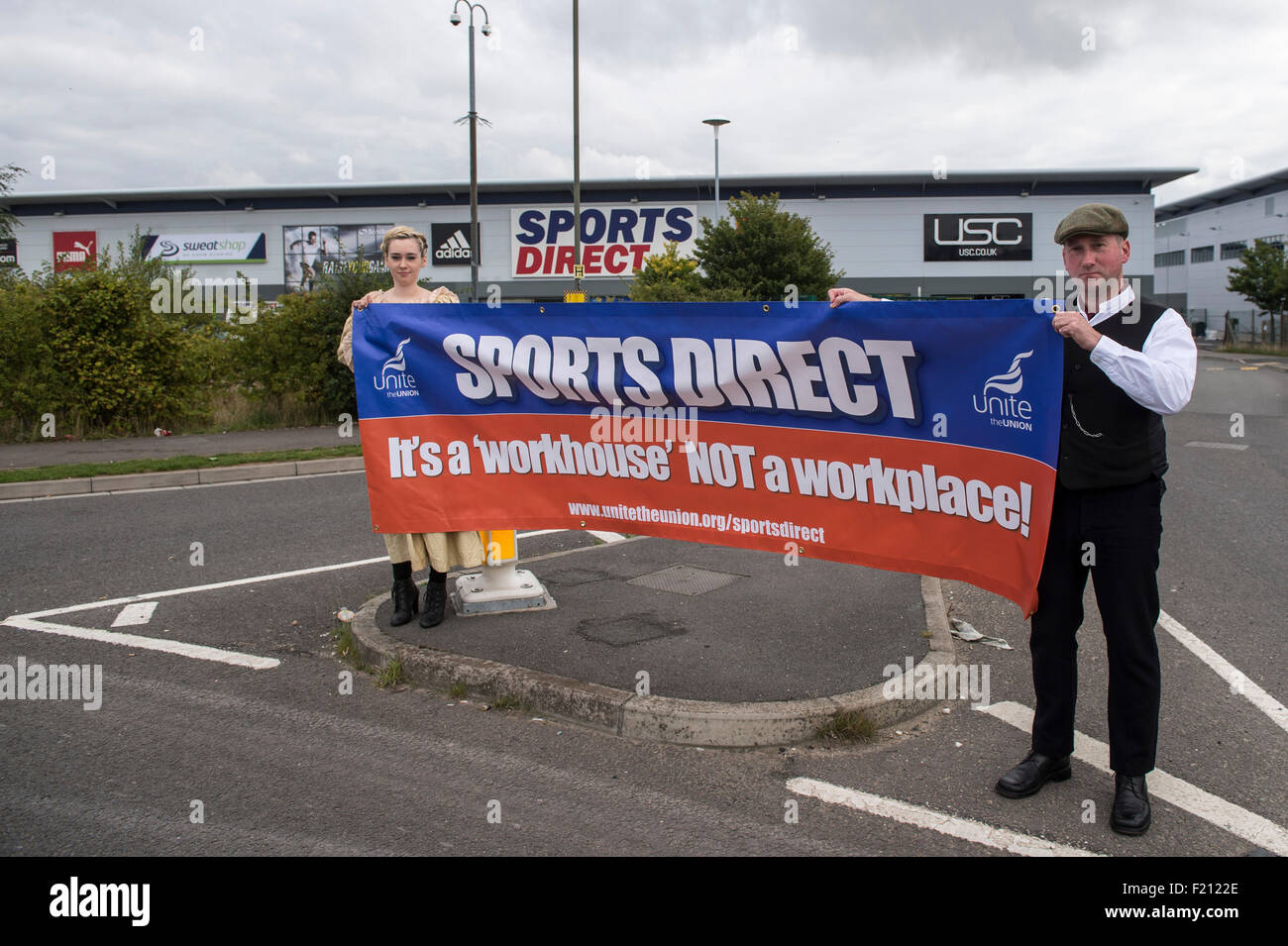 Shirebrooke, UK. 09Sep, 2015. Unire i membri dell'Unione, alcuni vestiti come Dickensian lavoratori, dimostrare al di fuori della sede di sport in diretta Shirebrook dove la società di oggi ha tenuto la sua Assemblea Generale Annuale. Unite l'Unione stanno chiedendo la fine di quello che chiamano "Vittoriana" pratiche di lavoro presso il magazzino Shirebrook. La protesta è parte di una giornata nazionale di azione al di fuori dello sport negozi diretti in tutto il Regno Unito organizzato dall'Unione. Credito: Mark Harvey/Alamy Live News Foto Stock