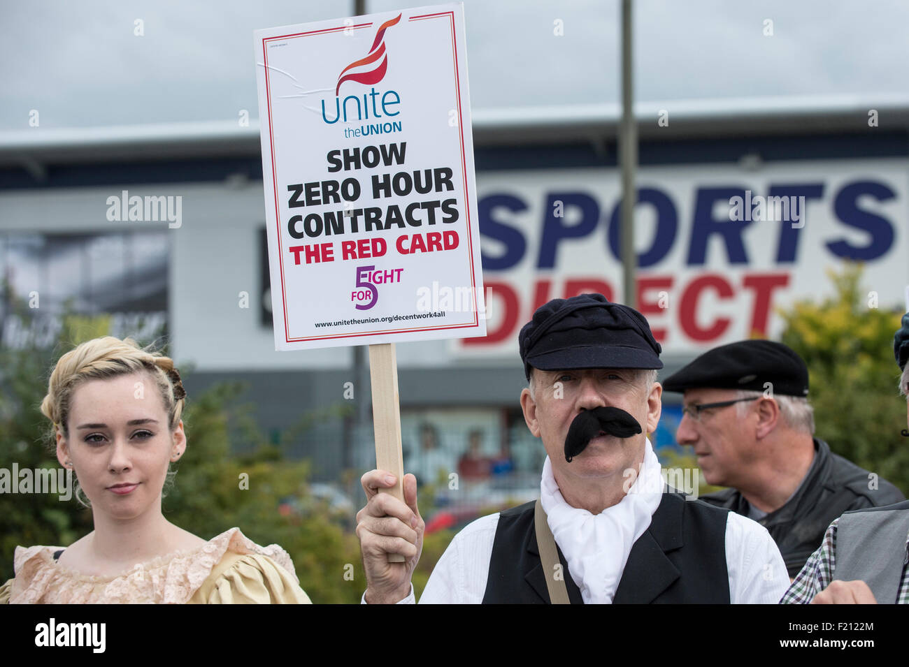 Shirebrooke, UK. 09Sep, 2015. Unire i membri dell'Unione, alcuni vestiti come Dickensian lavoratori, dimostrare al di fuori della sede di sport in diretta Shirebrook dove la società di oggi ha tenuto la sua Assemblea Generale Annuale. Unite l'Unione stanno chiedendo la fine di quello che chiamano "Vittoriana" pratiche di lavoro presso il magazzino Shirebrook. La protesta è parte di una giornata nazionale di azione al di fuori dello sport negozi diretti in tutto il Regno Unito organizzato dall'Unione. Credito: Mark Harvey/Alamy Live News Foto Stock