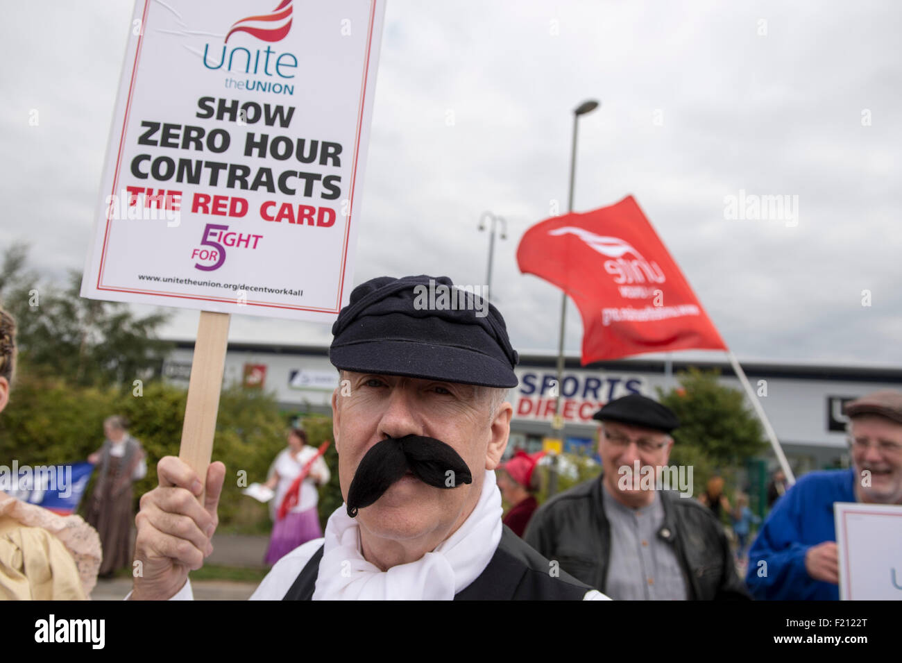 Shirebrooke, UK. 09Sep, 2015. Unire i membri dell'Unione, alcuni vestiti come Dickensian lavoratori, dimostrare al di fuori della sede di sport in diretta Shirebrook dove la società di oggi ha tenuto la sua Assemblea Generale Annuale. Unite l'Unione stanno chiedendo la fine di quello che chiamano "Vittoriana" pratiche di lavoro presso il magazzino Shirebrook. La protesta è parte di una giornata nazionale di azione al di fuori dello sport negozi diretti in tutto il Regno Unito organizzato dall'Unione. Credito: Mark Harvey/Alamy Live News Foto Stock