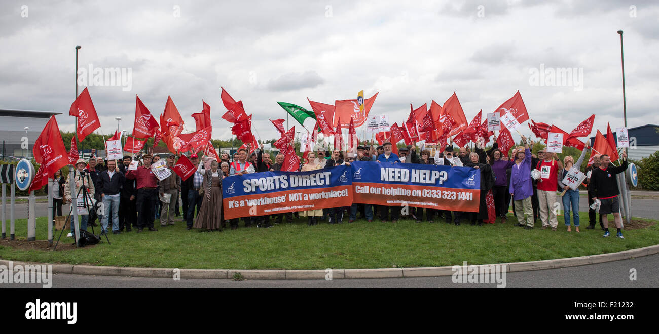 Shirebrooke, UK. 09Sep, 2015. Unire i membri dell'Unione, alcuni vestiti come Dickensian lavoratori, dimostrare al di fuori della sede di sport in diretta Shirebrook dove la società di oggi ha tenuto la sua Assemblea Generale Annuale. Unite l'Unione stanno chiedendo la fine di quello che chiamano "Vittoriana" pratiche di lavoro presso il magazzino Shirebrook. La protesta è parte di una giornata nazionale di azione al di fuori dello sport negozi diretti in tutto il Regno Unito organizzato dall'Unione. Credito: Mark Harvey/Alamy Live News Foto Stock