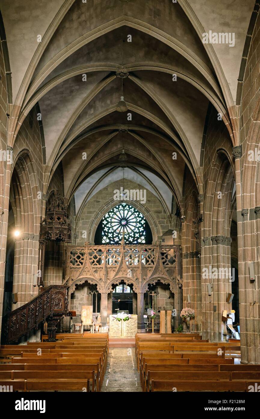 Francia, Finisterre, Le Folgoet, Notre Dame du Folgoet basilica, il jube del xv secolo scolpito nel granito Foto Stock