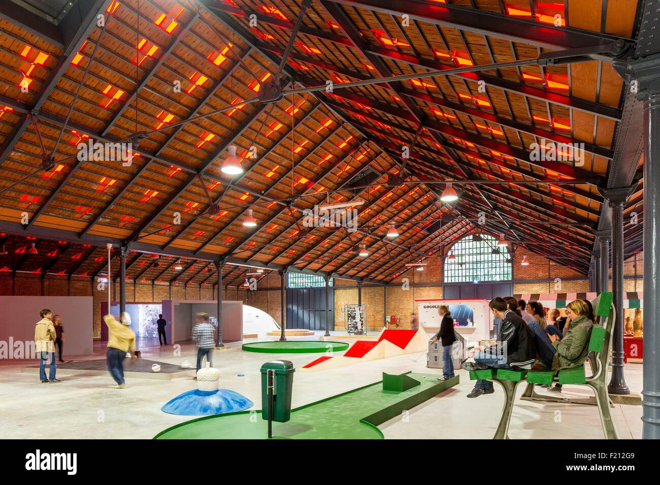 Francia, Ille et Vilaine, Rennes Saint Jacques de la Lande, Courrouze Hall (ex arsenale militare del XIX secolo), la mostra di arte contemporanea dal titolo il parco giochi Foto Stock