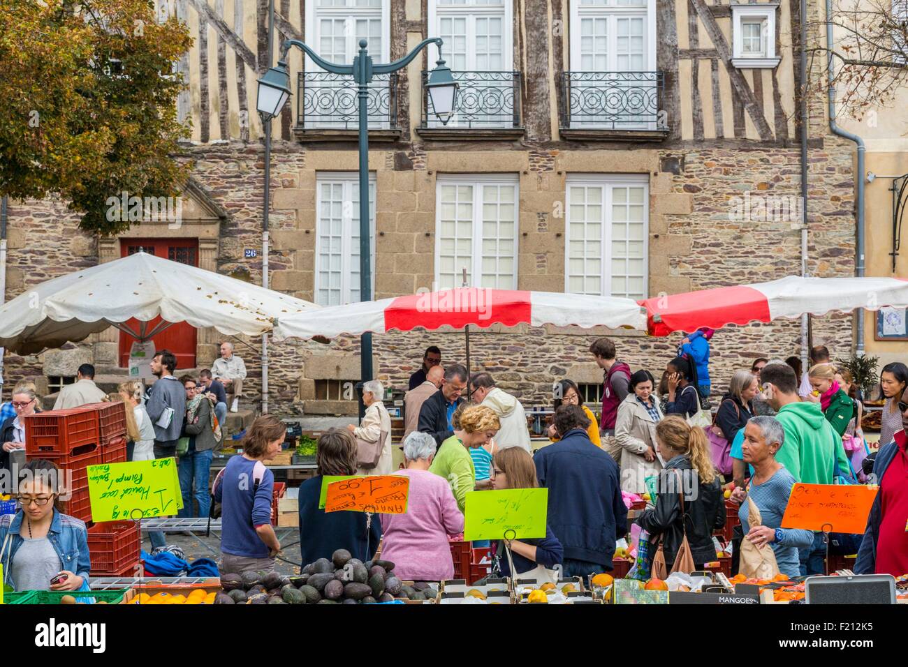 Francia, Ille et Vilaine, Rennes, Place des Lices, palazzi (XVII secolo) con il mercato giornaliero dall'inizio del XVII secolo Foto Stock