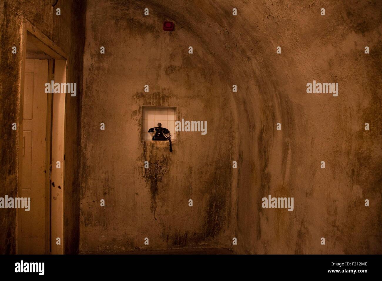 Ungheria, Budapest, elencato come patrimonio mondiale dall'UNESCO, la Casa del Terrore Museum, uno dei corridoi nella parte anteriore di un carcere Foto Stock