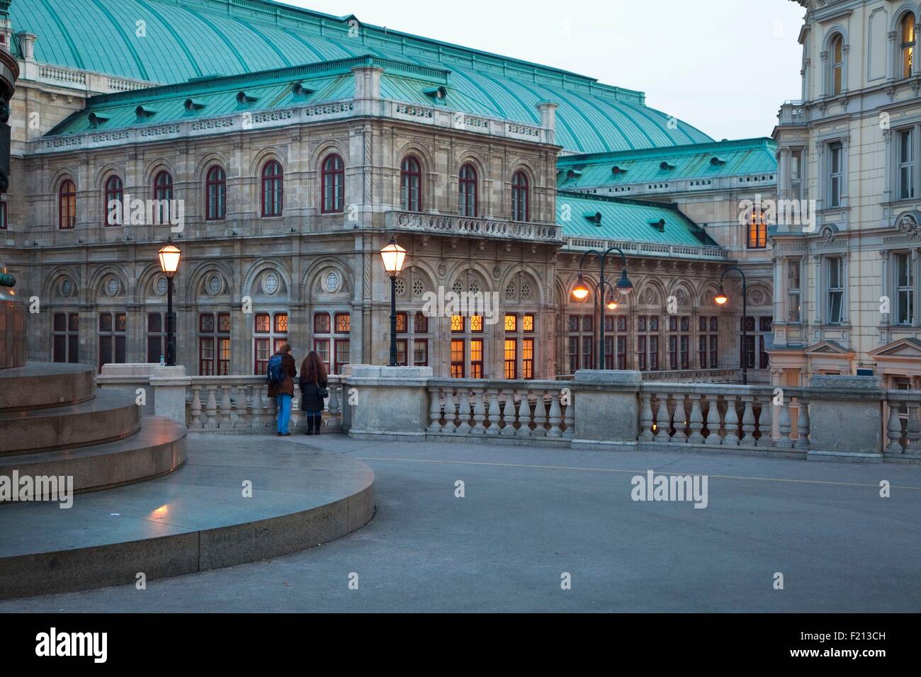 Austria, Vienna, Opera House visto da Albertina Foto Stock