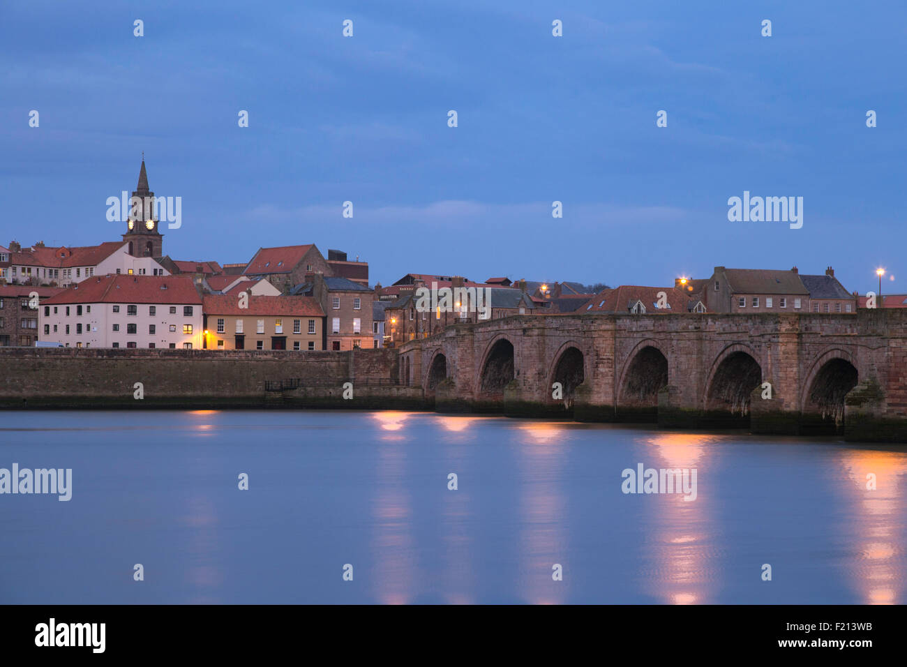 Berwick upon Tweed e il vecchio ponte che attraversa il fiume Tweed, Northumberland, England, Regno Unito Foto Stock