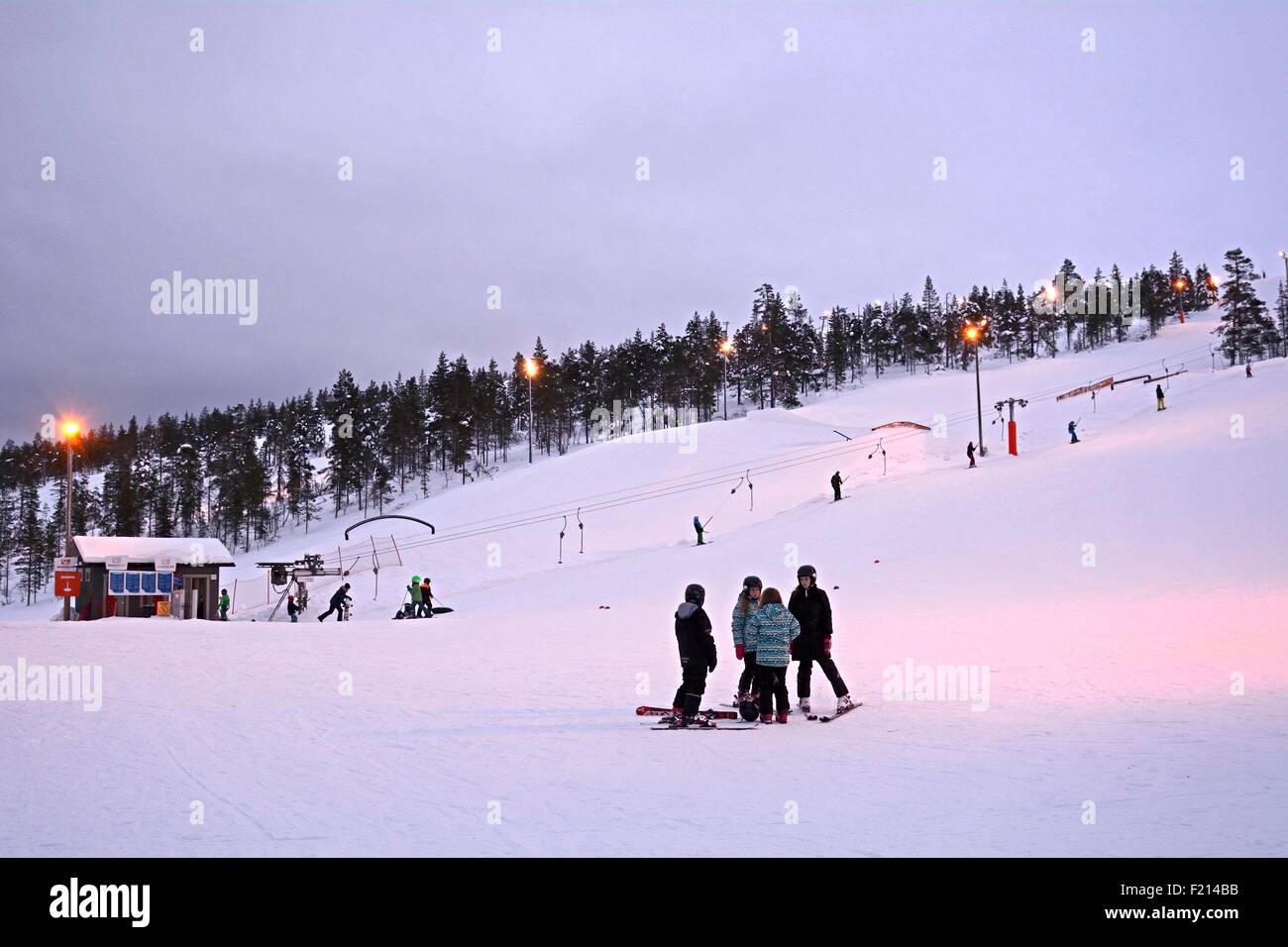 La Finlandia, la Lapponia Saariselka, stazione di sci con illuminazione della pista Foto Stock