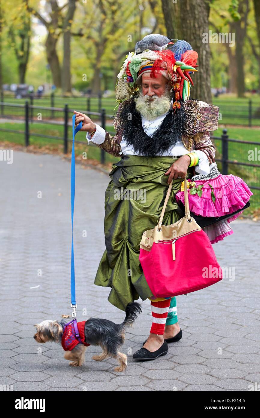 Stati Uniti, New York Manhattan, Central Park, l uomo e il suo cane vestito per Halloween Foto Stock