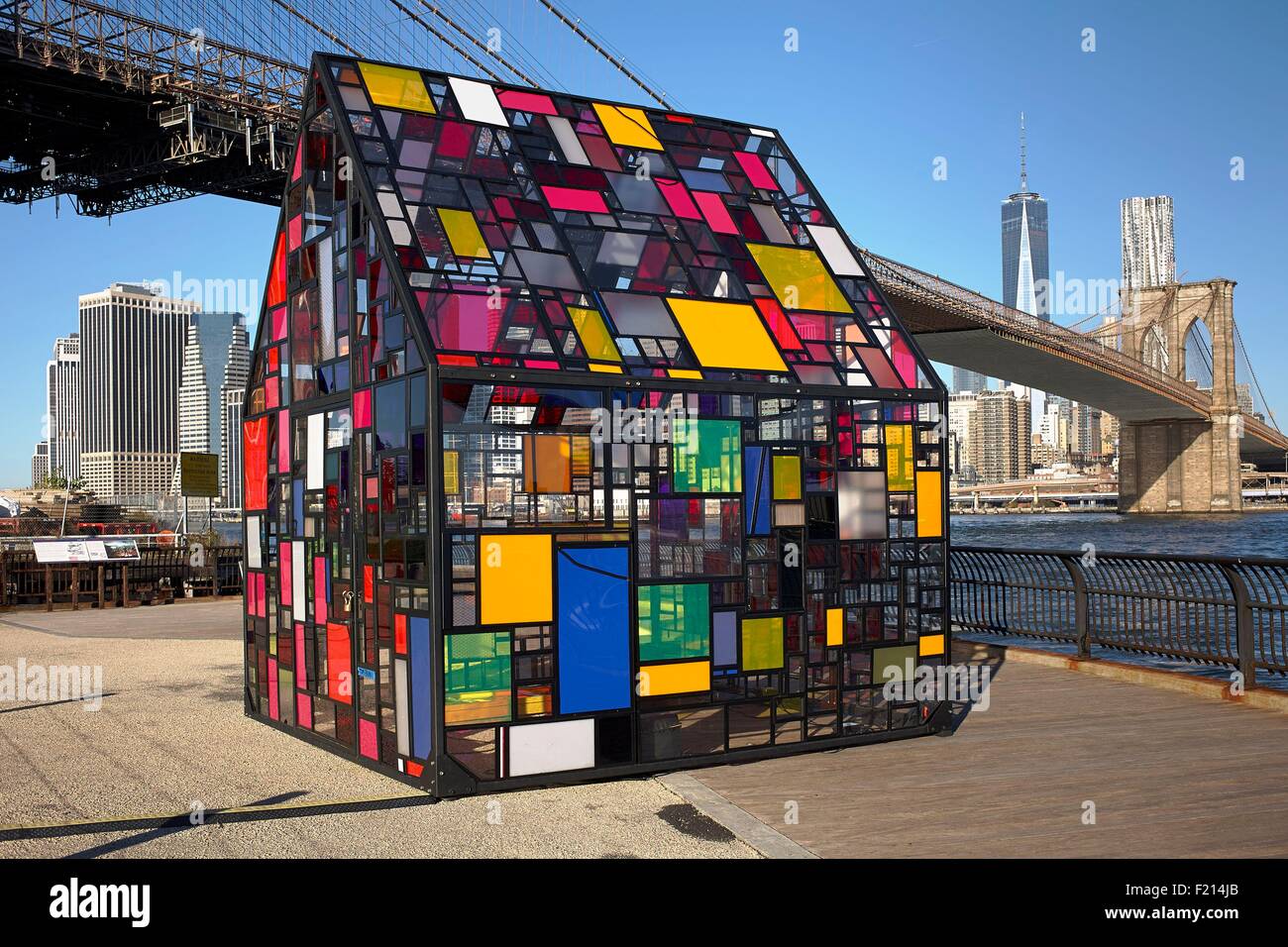 Stati Uniti, New York, Brooklyn, Dumbo distretto, Ponte di Brooklyn e la parte inferiore di Manhattan, Tom Fruin la coloratissima Vetrata House Foto Stock