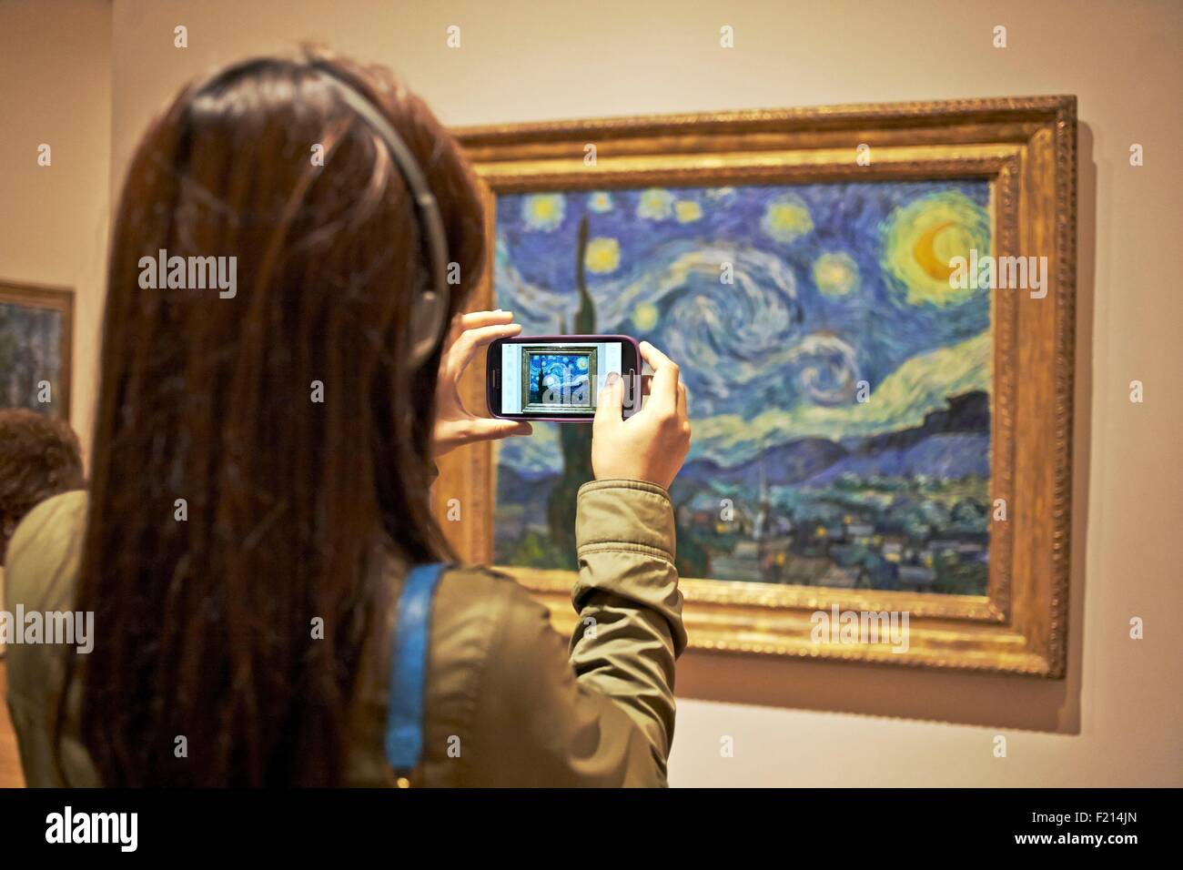 Stati Uniti, New York Manhattan, il Museo di Arte Moderna (MOMA), Donna Fotografa un Vincent van Gogh pittura, la Notte stellata Foto Stock