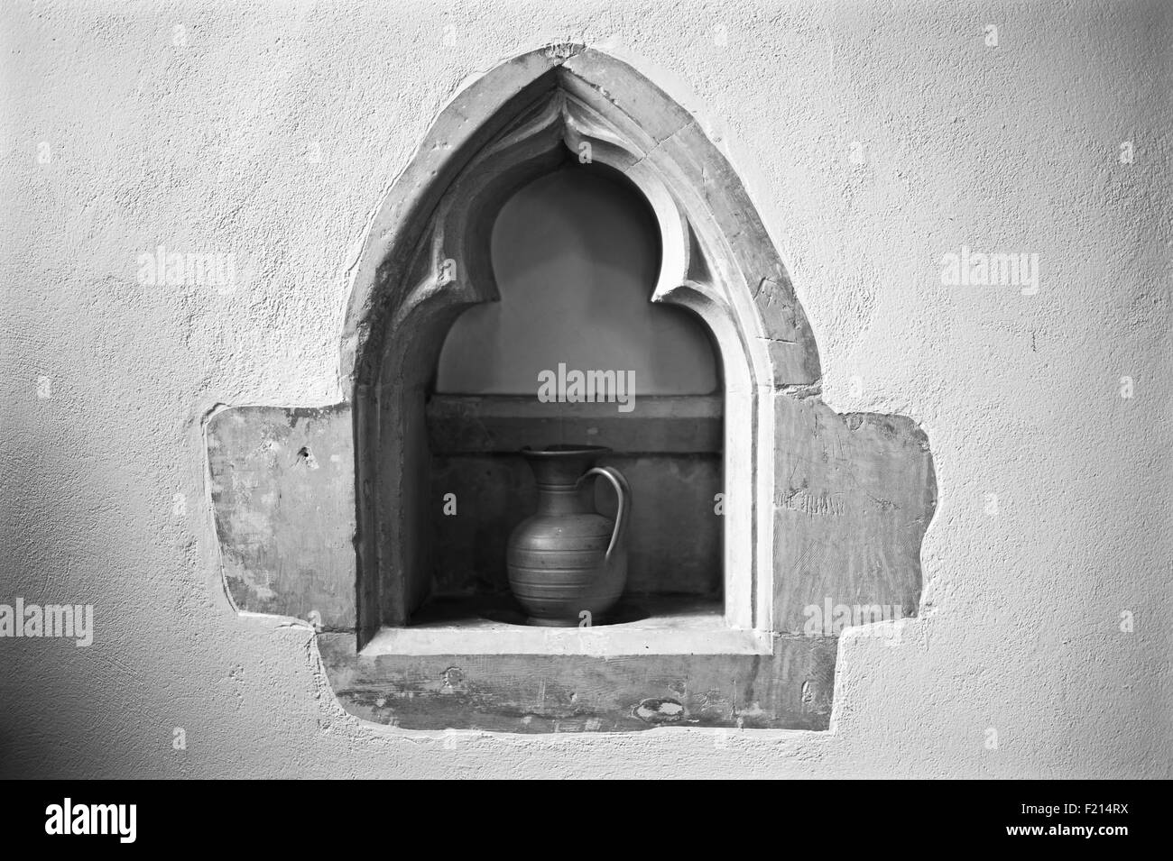 Pietra di gesso e di nicchia con vaso in chiesa Hertfordshire Foto Stock