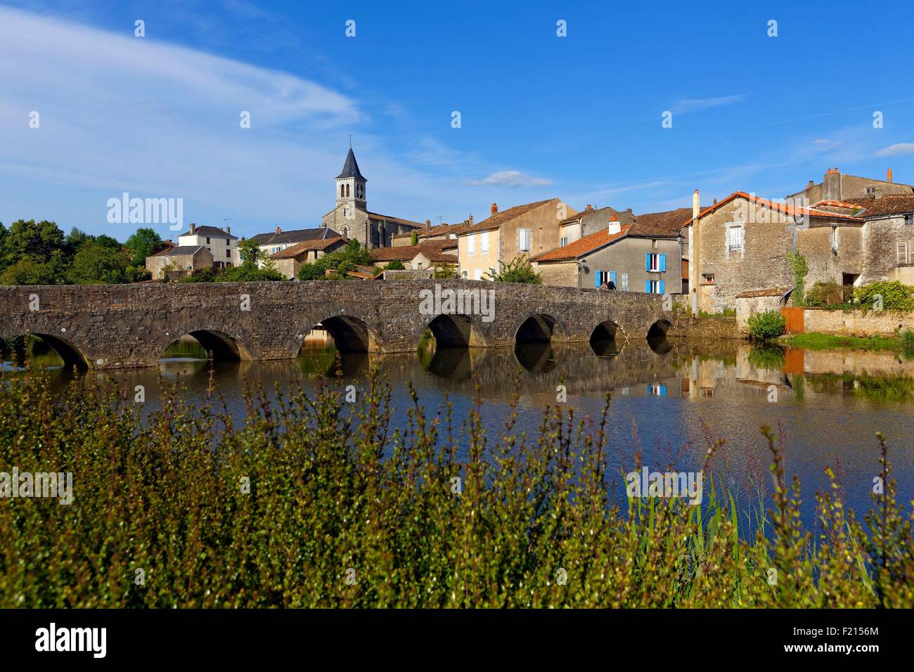 Francia, Vienne, Sanzio, vista generale con il ponte romano, ha detto ai pastori di ponte, costruito nel 1688 a Luigi XIV tasse Foto Stock