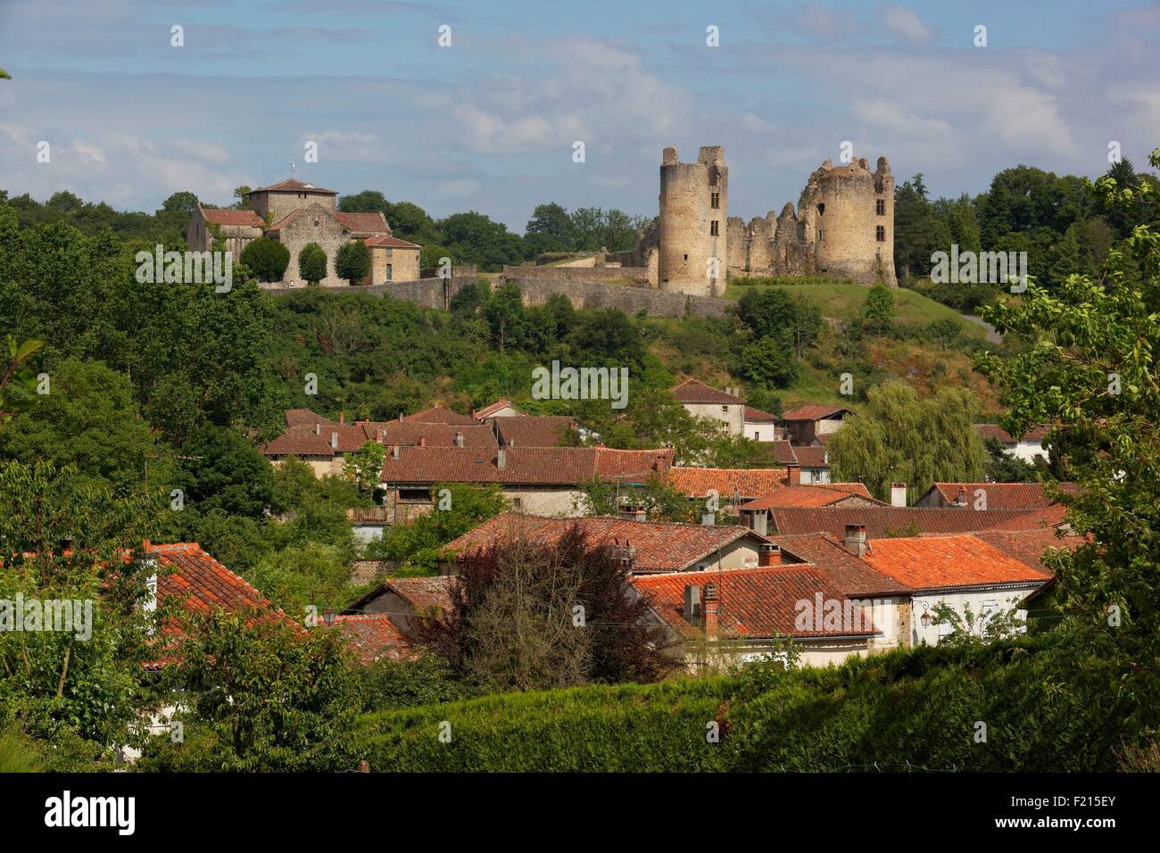 Francia, Charente, Saint Germain de Confolens dominato dal castello di Saint Germain Foto Stock