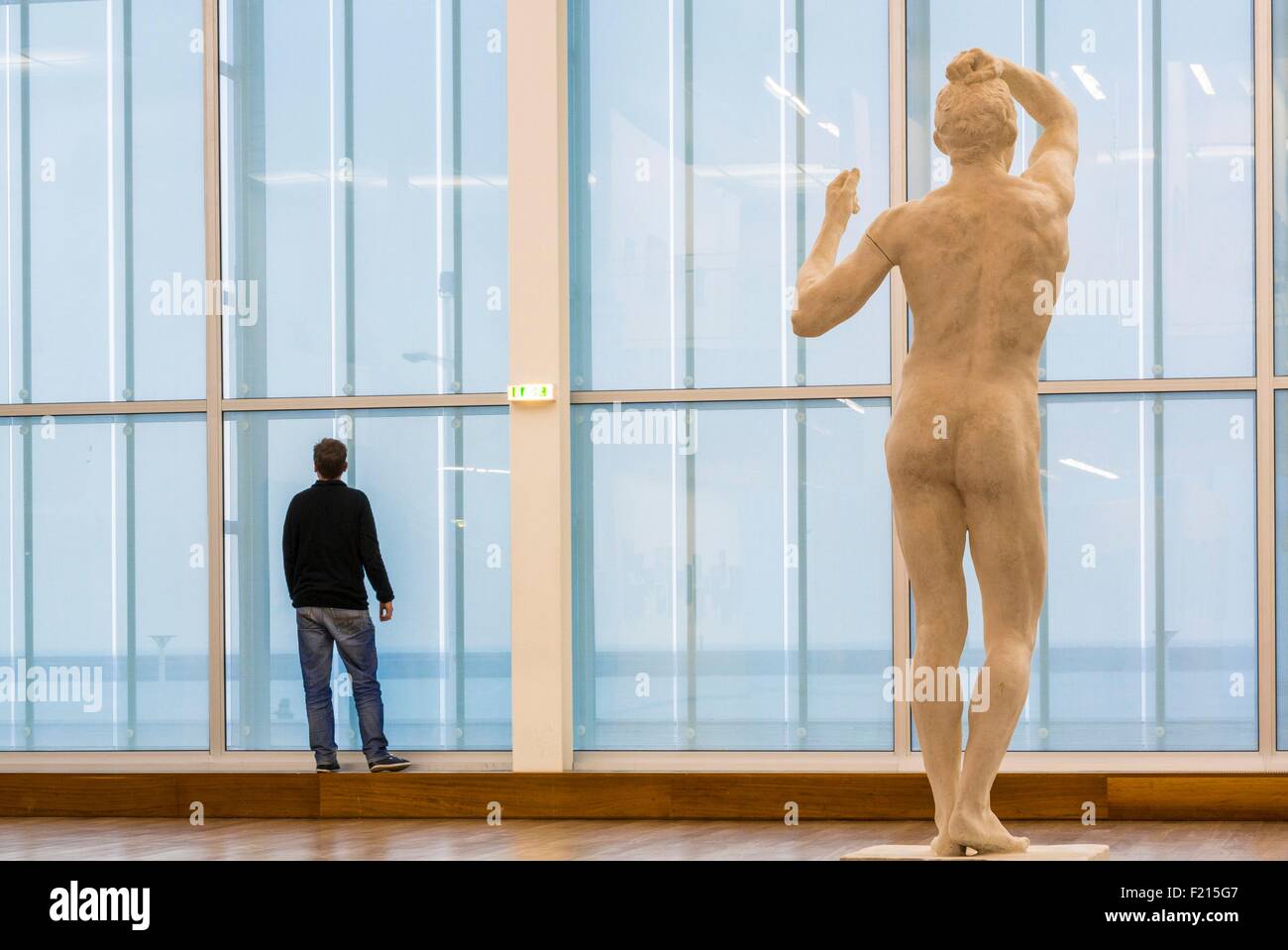 Francia, Seine Maritime, Le Havre, centro città elencati come patrimonio mondiale dall' UNESCO, il Museo di Arte Moderna Andre Malraux (MuMa) inaugurato nel 1961, Auguste Rodin la scultura intitolata l'Età del Bronzo (1877) Foto Stock