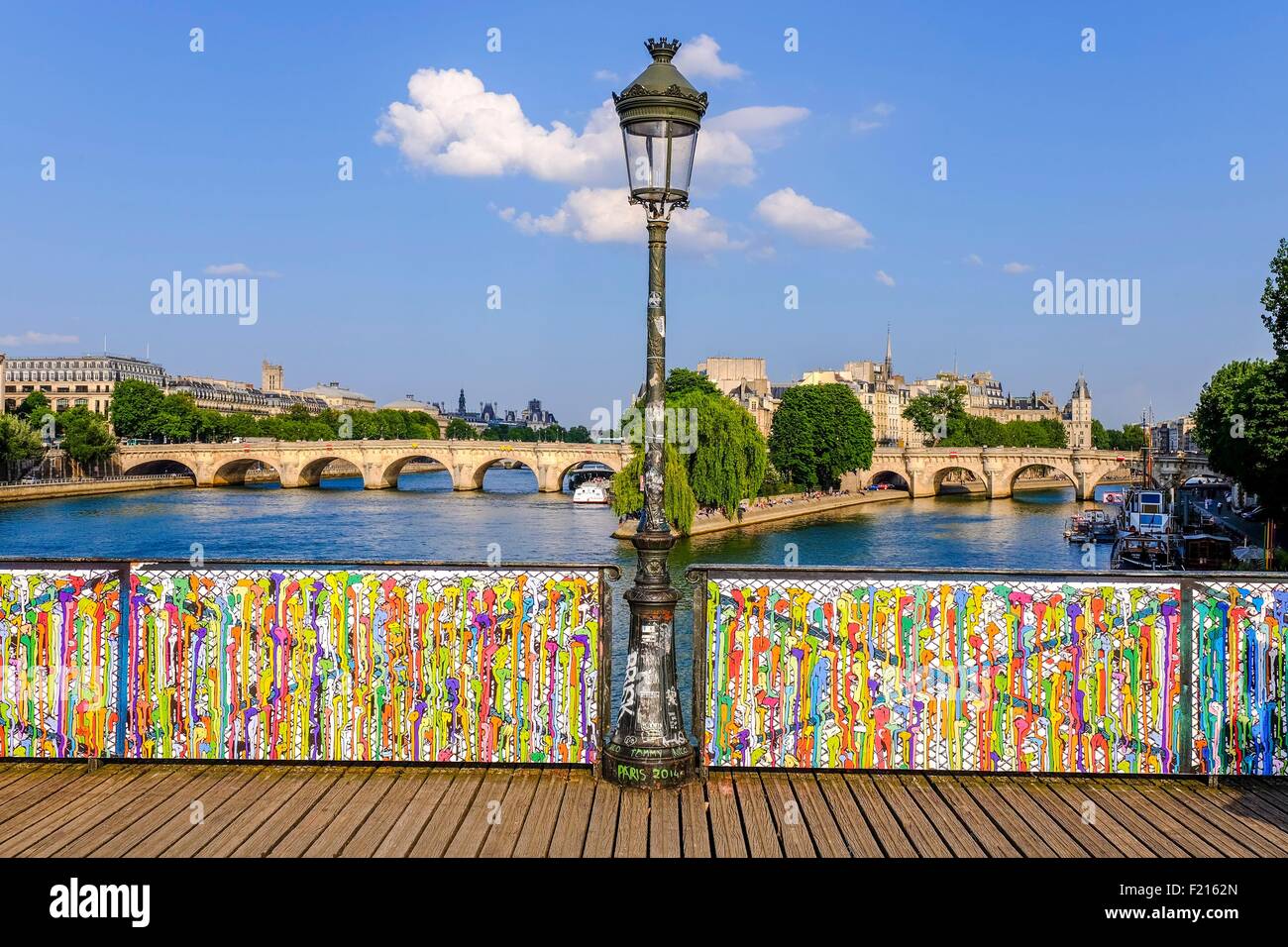 Francia, Parigi, zona elencata come patrimonio mondiale dall'UNESCO, la Passerelle des Arts, tempory pannelli per ringhiera decorata da arte di strada Foto Stock