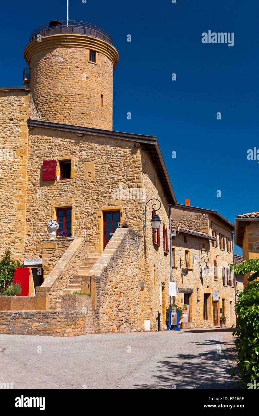 La Francia, il Rodano, il borgo medievale di Oingt, etichettati più bei villaggi di Francia, Saint Matthieu la chiesa e la torre quattrocentesca Foto Stock