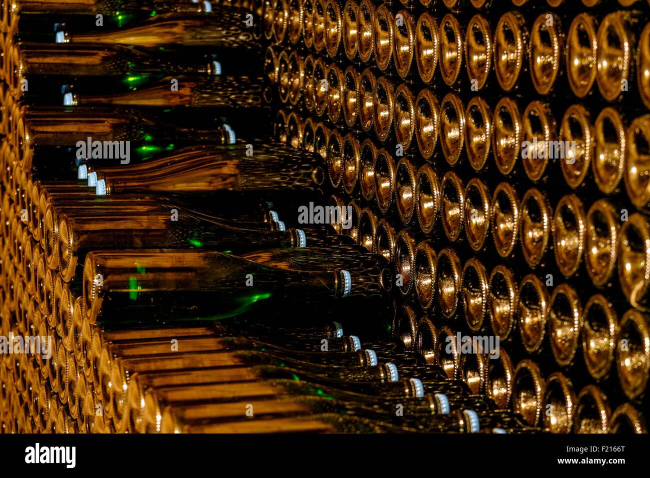 Francia, Loir et Cher, Valle della Loira, Montrichard, vino grotte di Montmousseau, parete di bottiglie di vino spumante Foto Stock