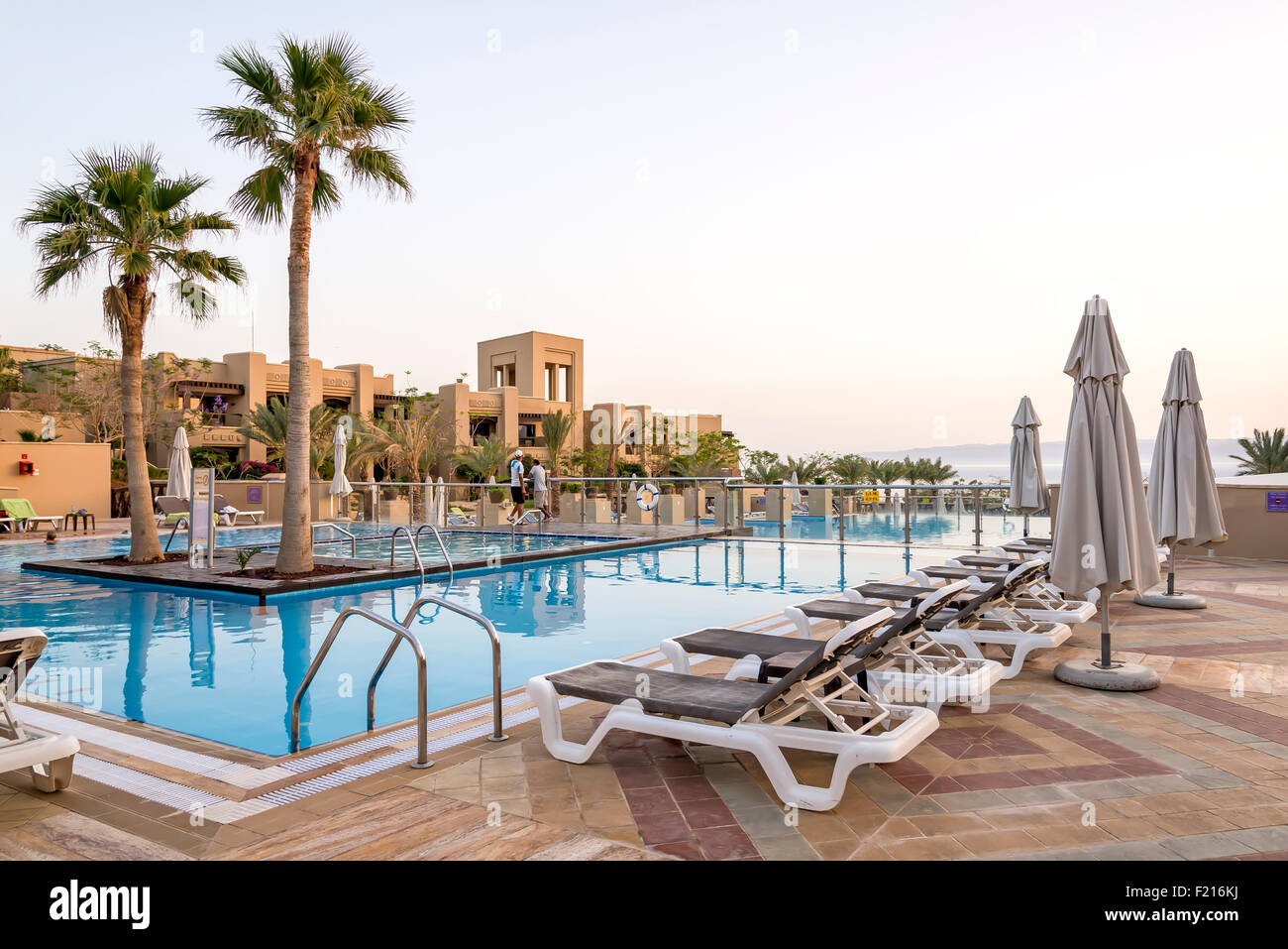 Vista del Holiday Inn Resort Dead Sea piscina. Accoccolato sulla spiaggia, questo resort si trova all'interno di 25 mi di Monte Nebo in Giordania Foto Stock
