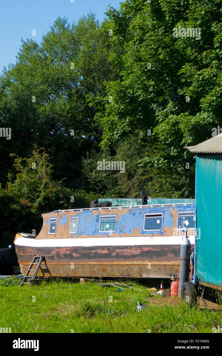 Narrowboat nel bacino di carenaggio subendo lavori di riparazione, Stourbridge Canal, Staffordshire, England, Regno Unito Foto Stock