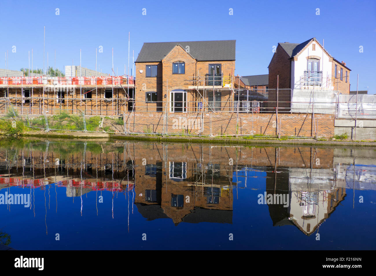 Nuova costruzione di case su un sito in costruzione, Stourbridge Canal, Wordsley, West Midlands, England, Regno Unito Foto Stock