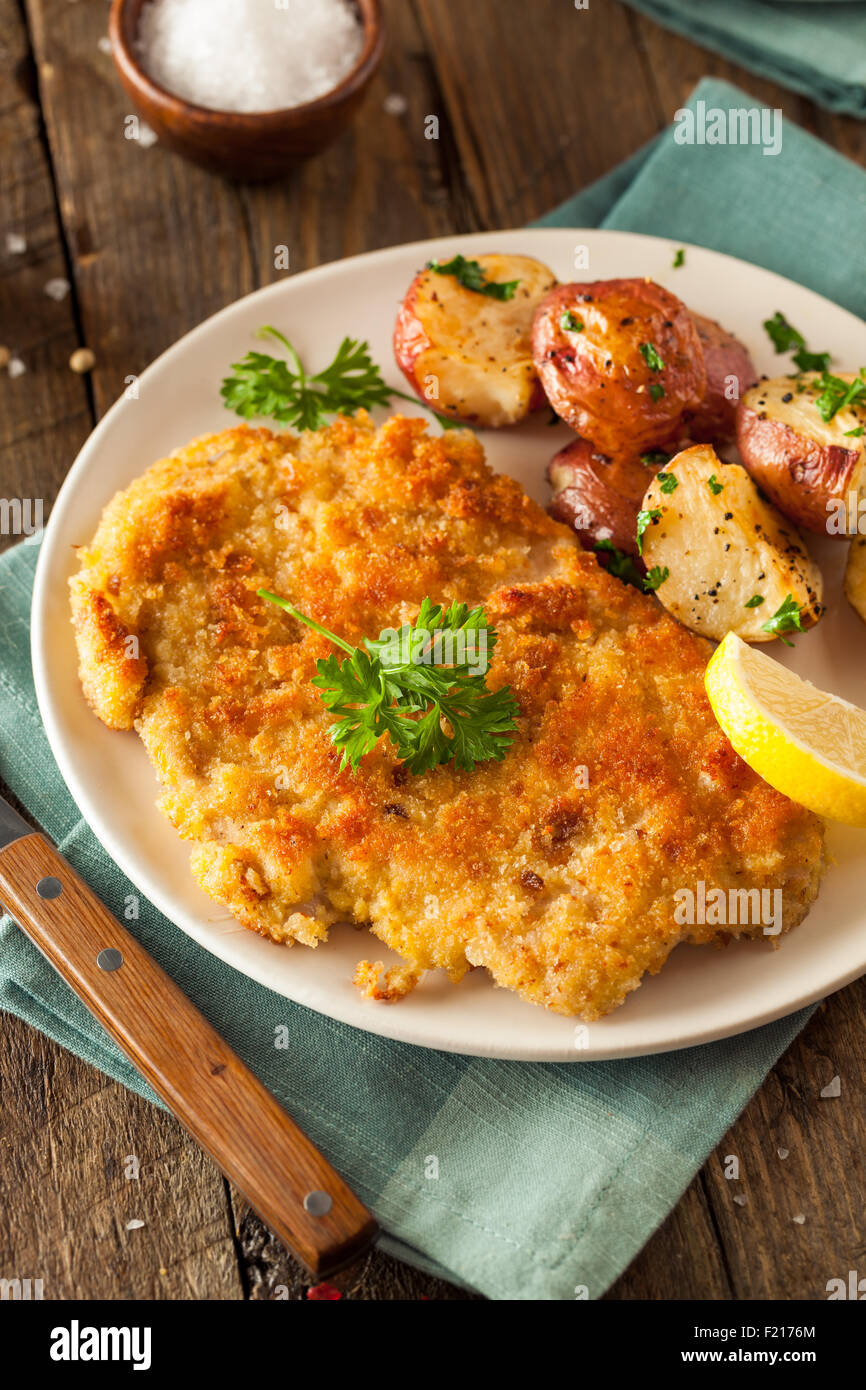 In casa tedesca panato Weiner Schnitzel con patate Foto Stock