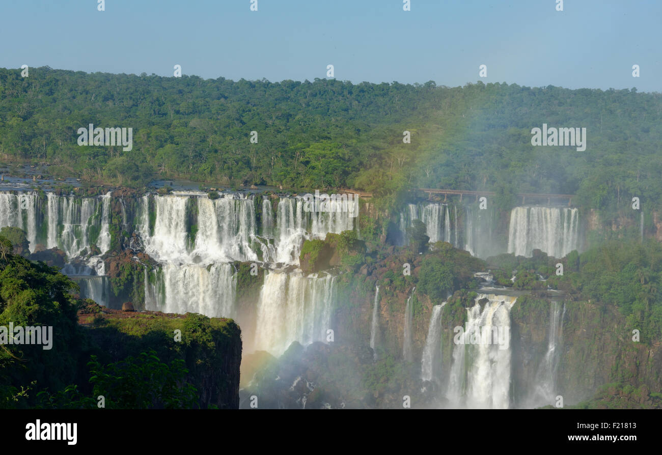 Rainbow su cascate Iguacu dal Brasile lato, Foz de Iguacu, Brasile, Sud America Foto Stock
