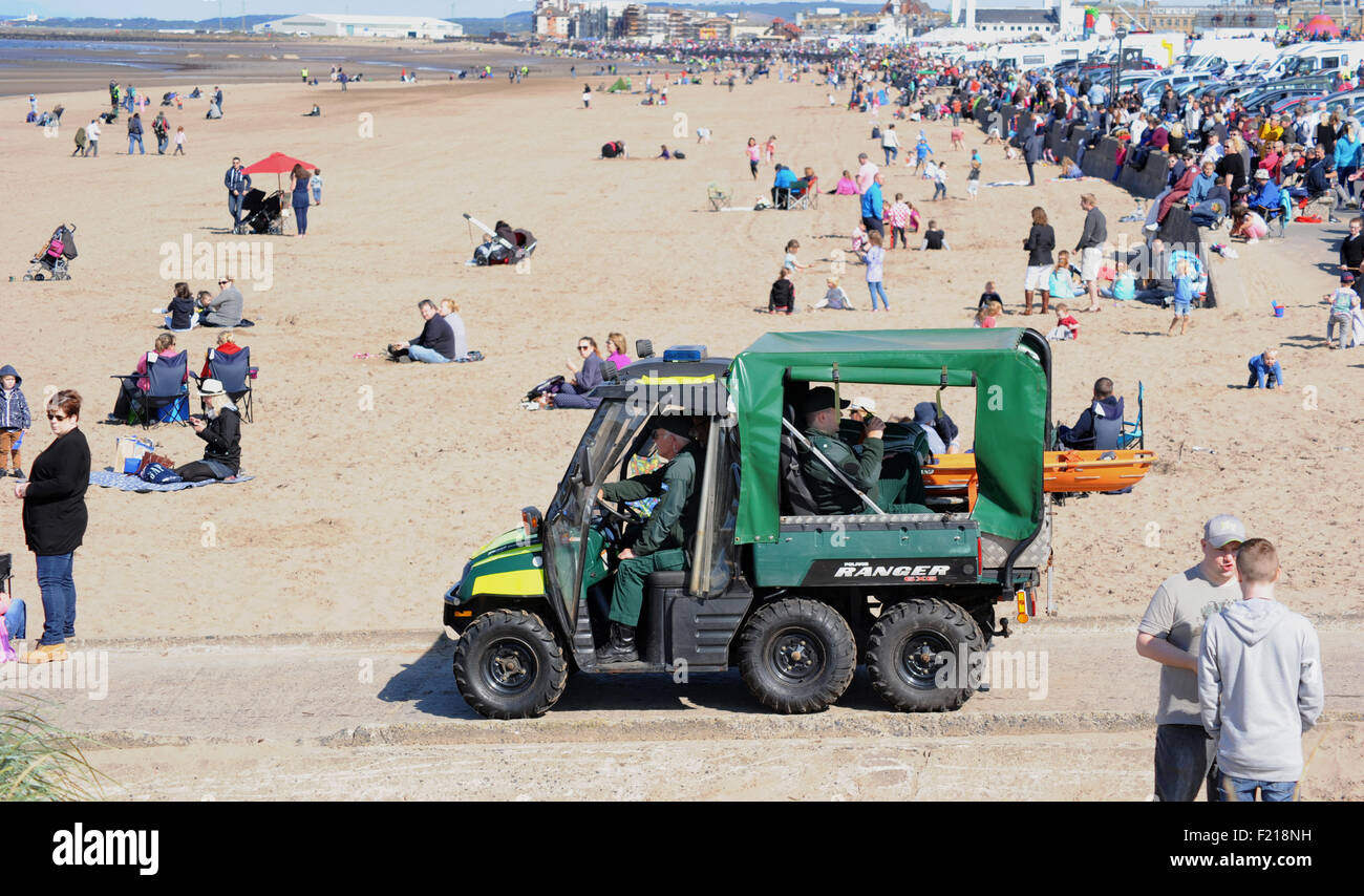 Servizio ambulanza paramedici pattugliamento BEACH IN OFF ROAD BUGGY RE mare salute criminalità litorale costiero di eventi di emergenza guida REGNO UNITO Foto Stock