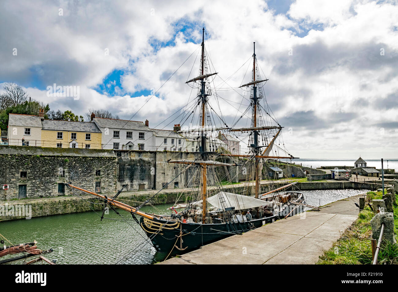 Una vecchia nave a vela ormeggiata nel porto storico di Charlestown, Cornwall, Regno Unito Foto Stock