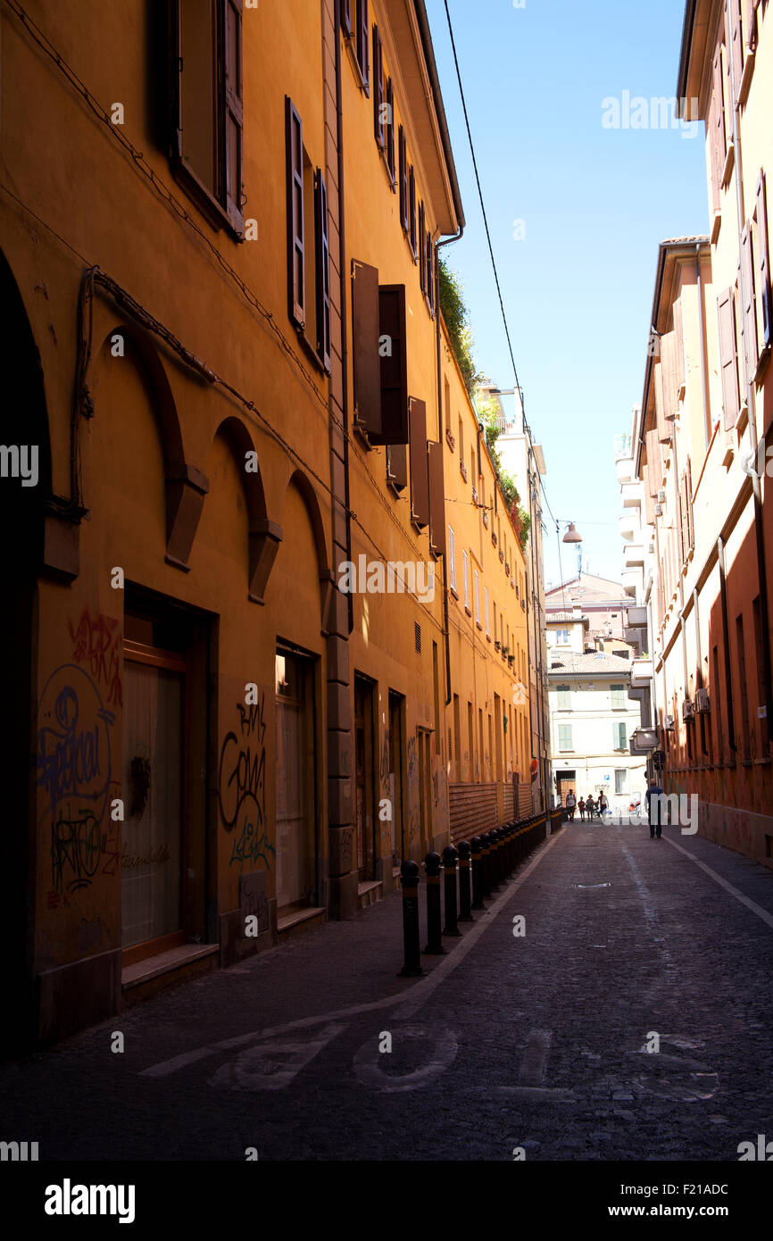 Dipinto luminosamente edifici in una strada di Bologna, Bologna Italia Foto Stock