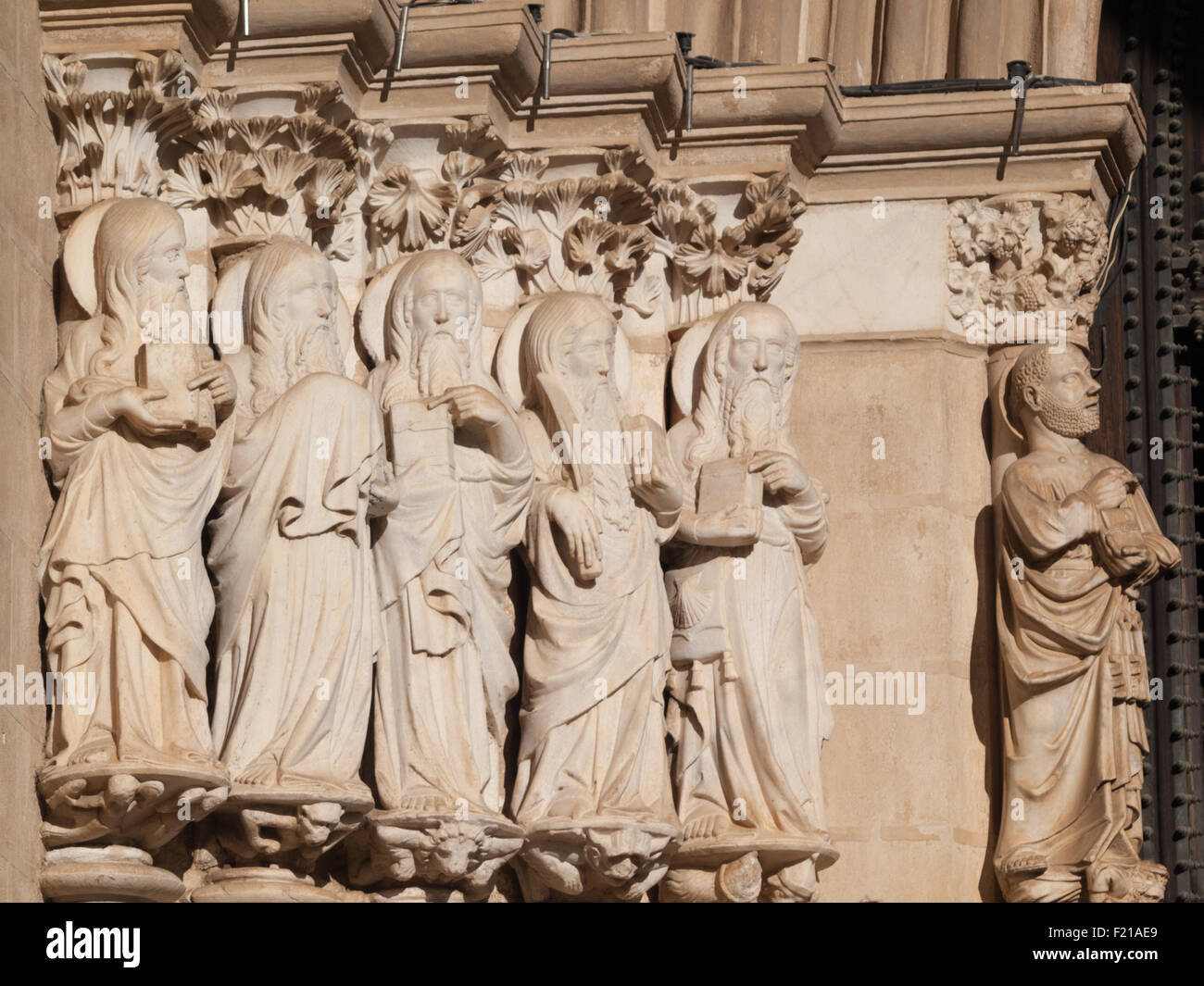 Gruppo di statue del portale della Cattedrale di Évora se raffiguranti santi Foto Stock