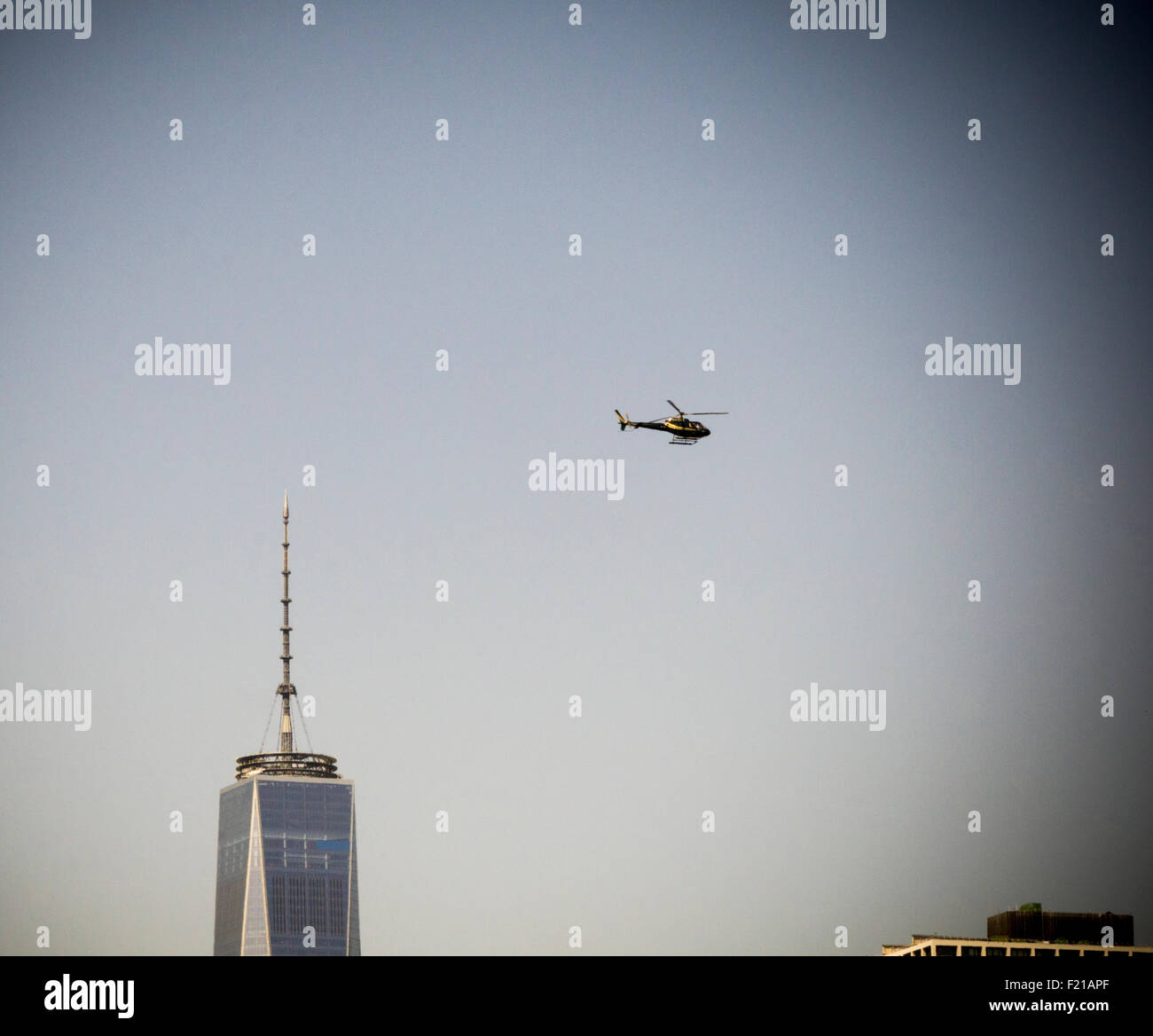 Un elicottero vola passato One World Trade Center di New York domenica 6 settembre, 2015. (© Richard B. Levine) Foto Stock