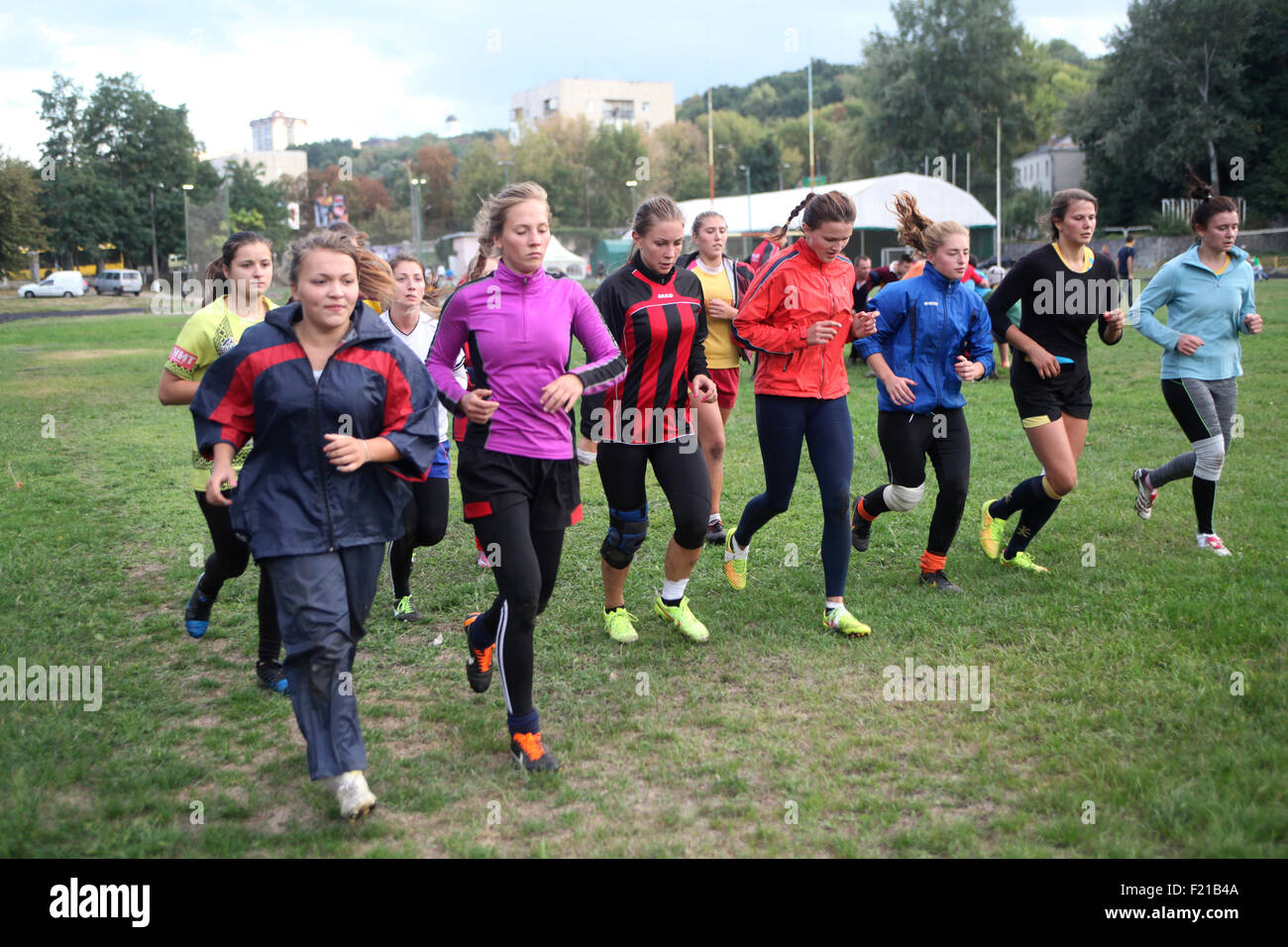 Kiev, Ucraina. 9 settembre 2015. Le ragazze della nazionale di rugby ucraino si sono battute nella fase finale della loro sessione di allenamento allo stadio Spartak di Kiev Foto Stock
