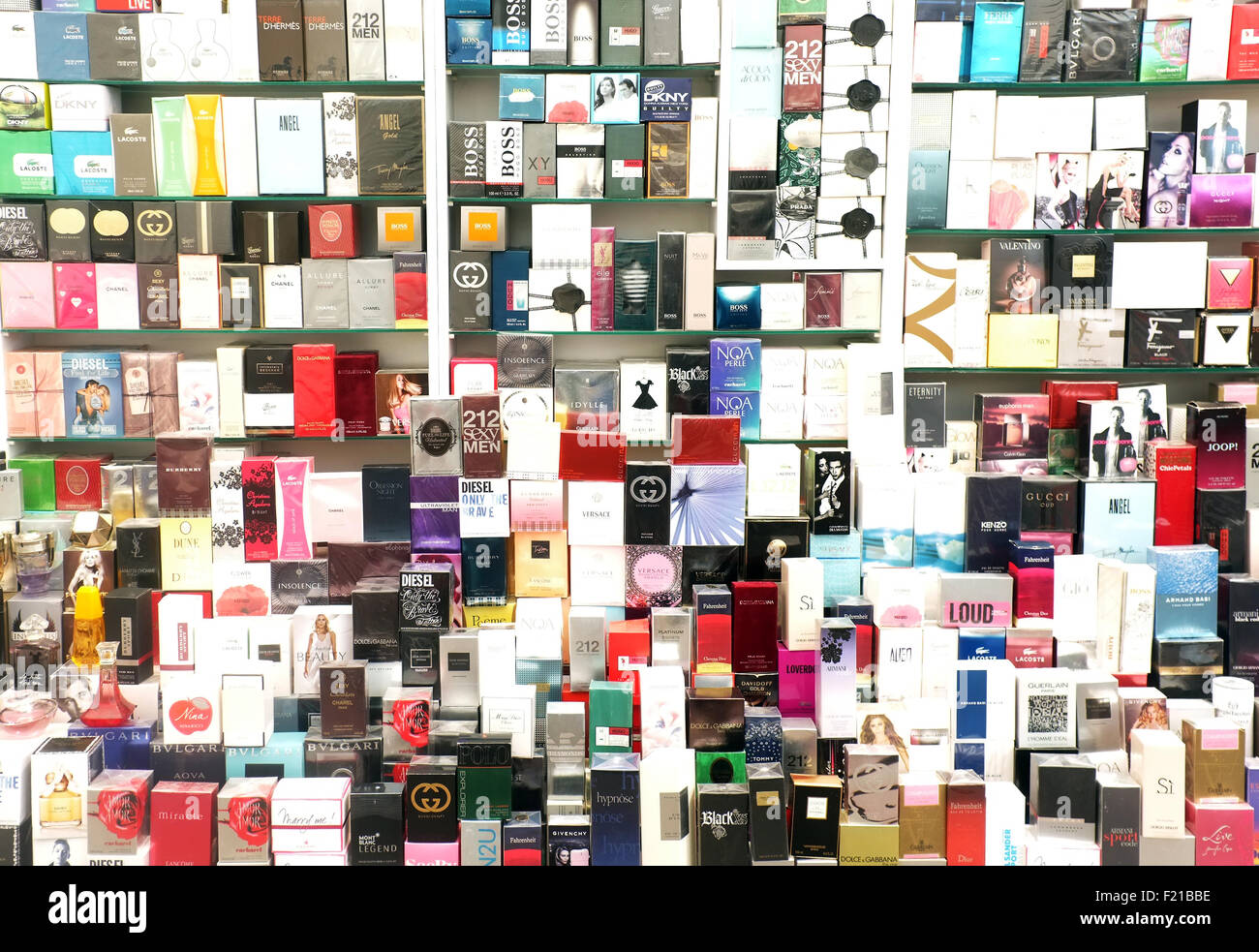 Contraffazione di marchi di profumo sul display Foto Stock