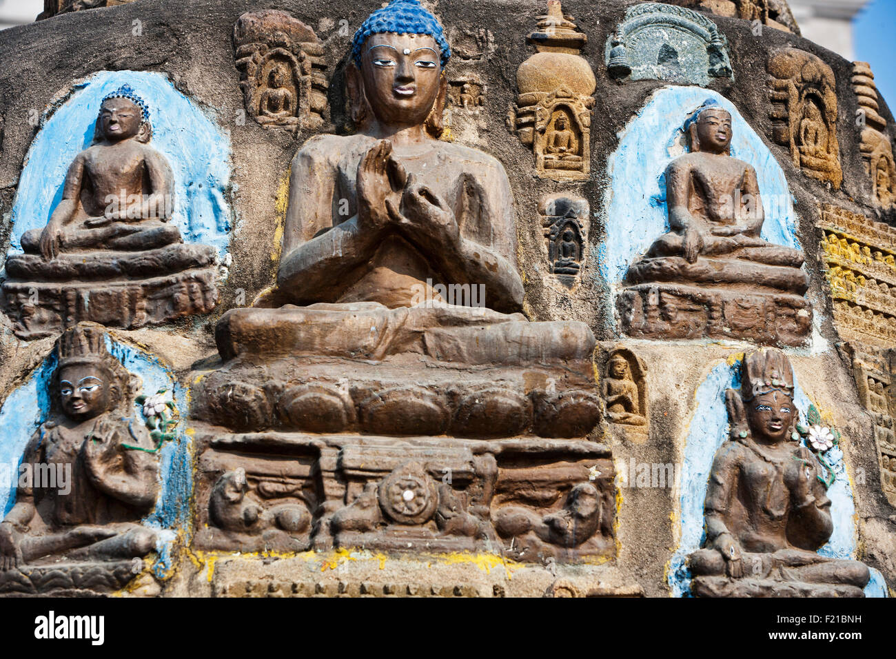 India, Bihar, Bodhgaya, seduti statue di Buddha inset in un mini-stupa nella motivazione del tempio di Mahabodhi. Foto Stock India, Bihar, Bodhgaya, seduti statue di Buddha inset in un mini-stupa nella motivazione del tempio di Mahabodhi. Foto Stock