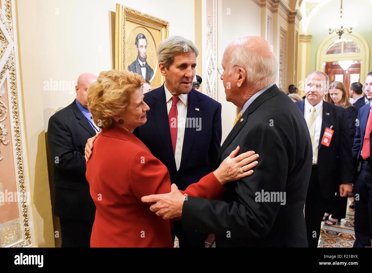 Washington DC, Stati Uniti d'America. Il 9 settembre, 2015. Stati Uniti Il segretario di Stato John Kerry colloqui con il senatore Patrick Leahy e il senatore Debbie Stabenow su Capitol Hill 9 Settembre 2015 a Washington D.C. Il Segretario ha incontrato i leader del Senato per sostenere il supporto per l'Iran accordo nucleare. Foto Stock