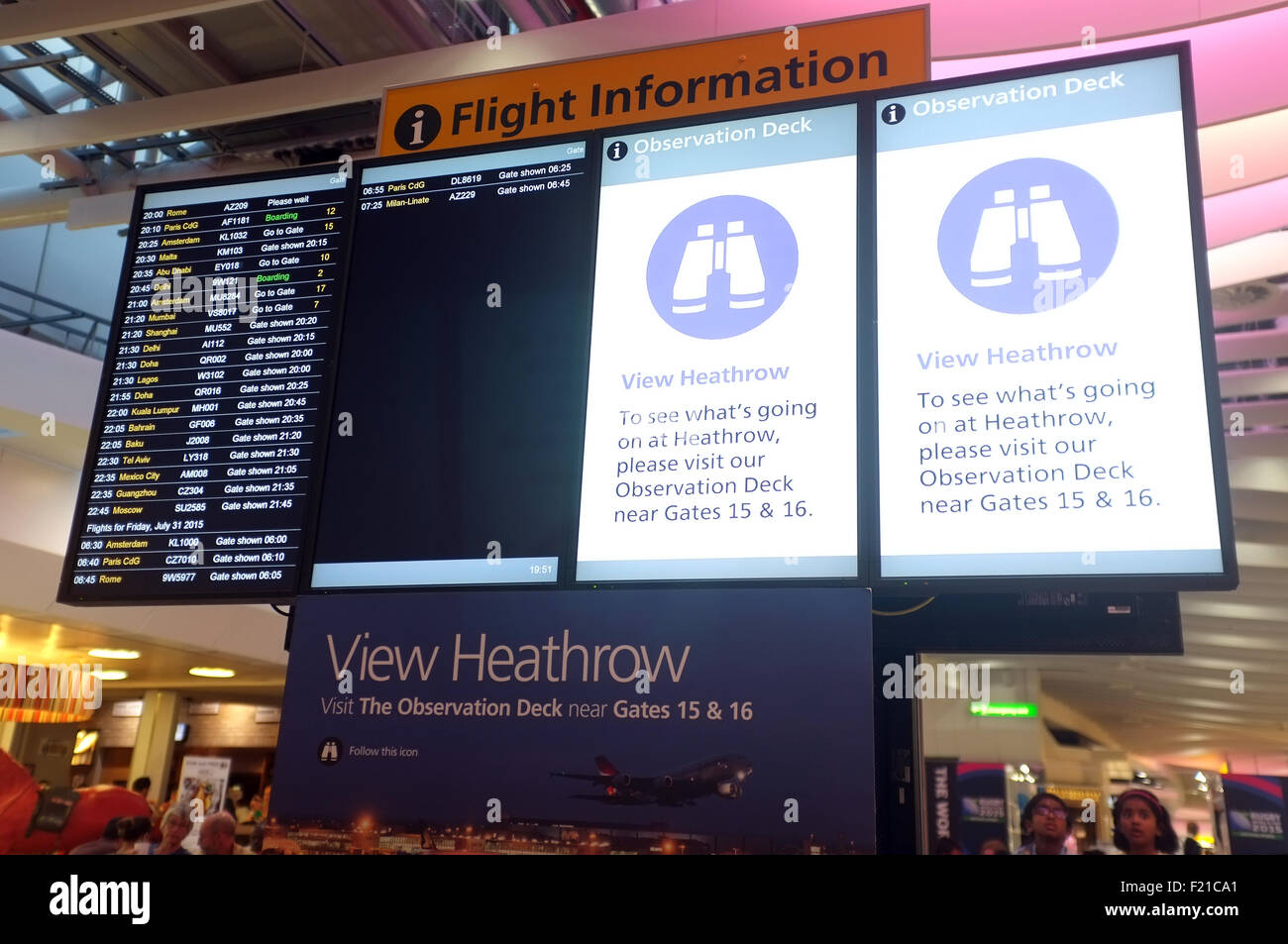 Heathrow Flight information board Foto Stock