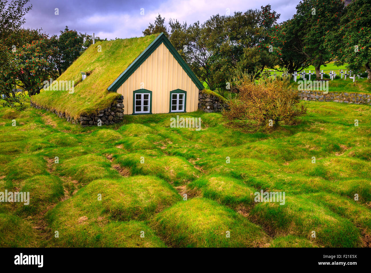 Hofskirkja - una piccola turf-top chiesa e cimitero in Hof, Islanda Foto Stock