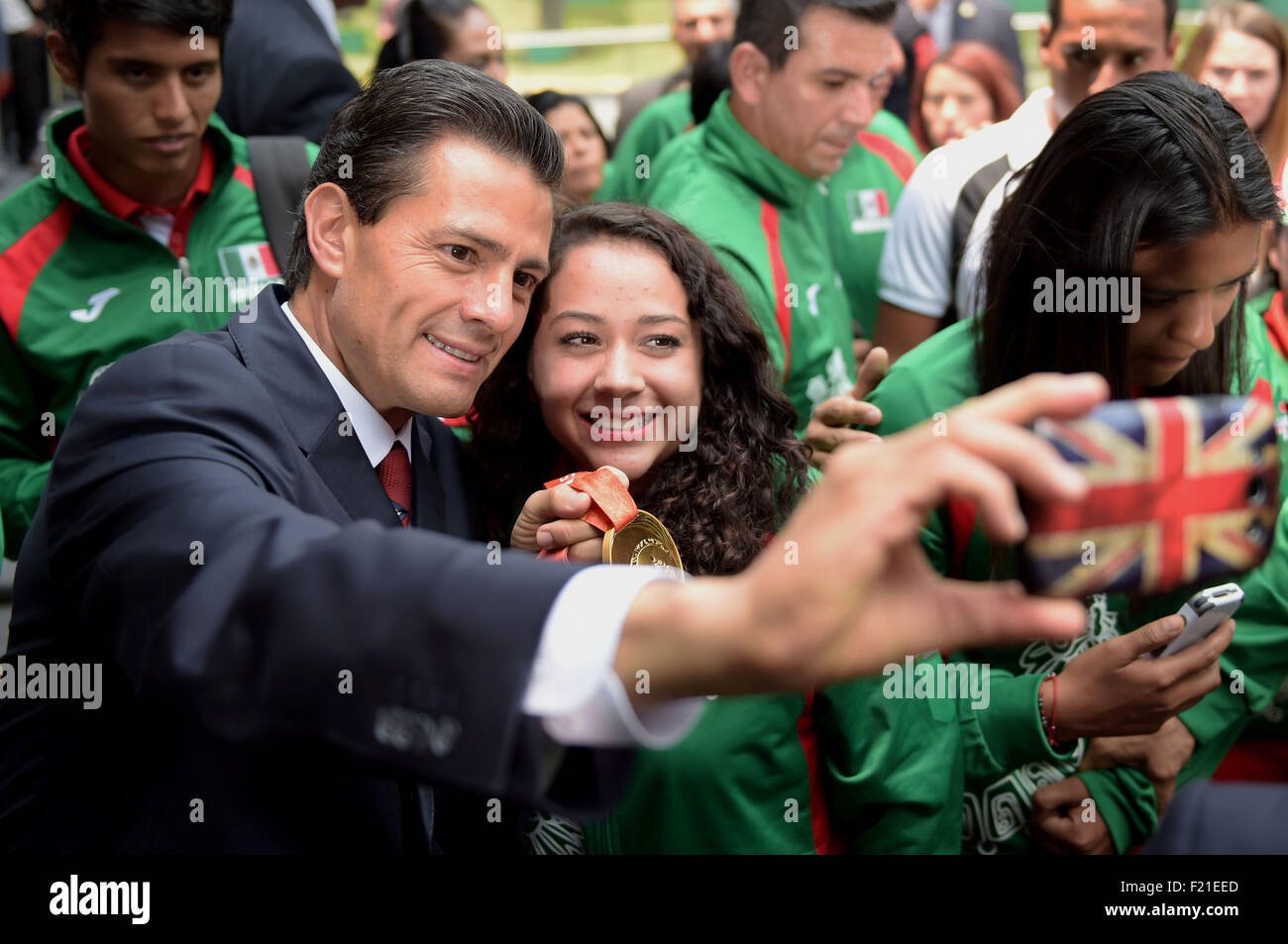 Città del Messico. 9 Sep, 2015. Immagine fornita dal Messico della Presidenza mostra il presidente messicano Enrique Peña Nieto (L) in posa con un atleta per un selfie mentre riceve il messicano atleti gareggiavano nel Pan American Games e il Parapan giochi americani Toronto 2015 a Città del Messico, capitale del Messico, sul Sett. 9, 2015. Secondo la stampa locale, Peña Nieto ha ricevuto questi atleti il mercoledì a Los Pinos residenza ufficiale di riconoscere le loro conquiste e sforzo. Credito: Messico della Presidenza/Xinhua/Alamy Live News Foto Stock