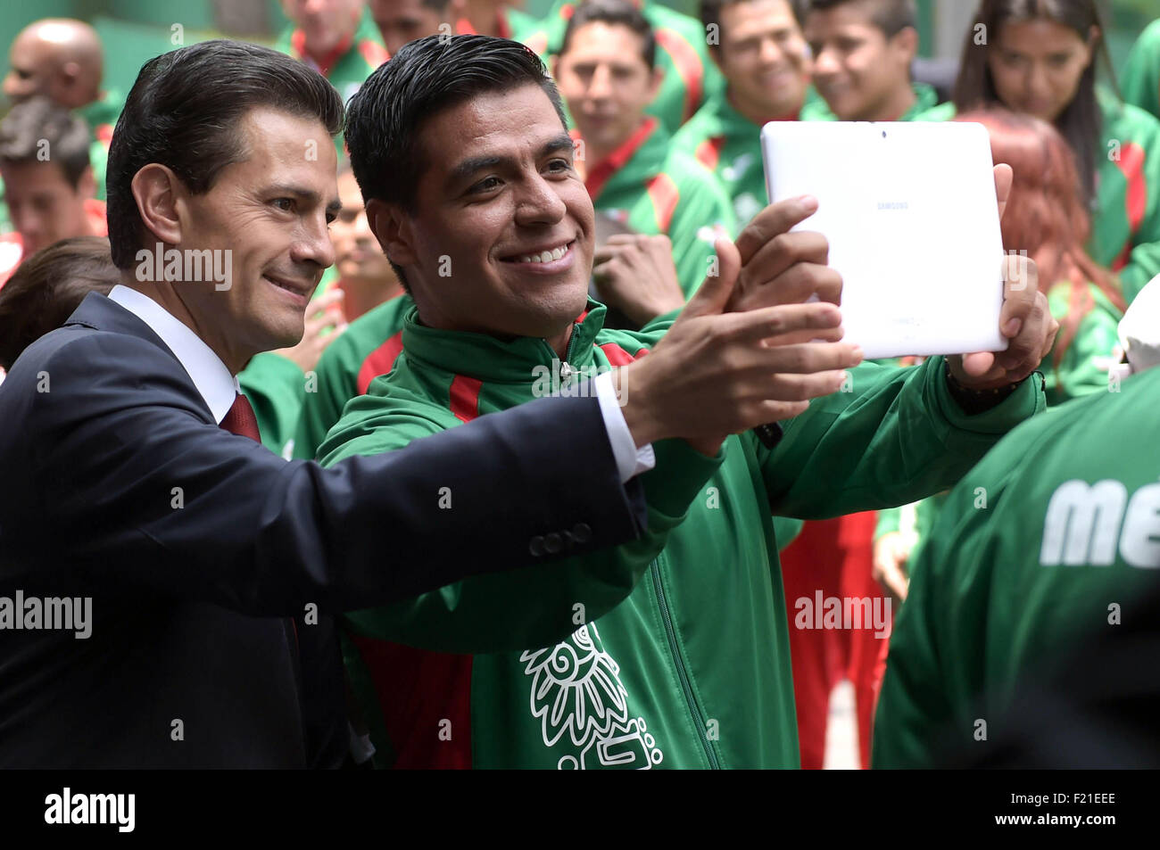 Città del Messico. 9 Sep, 2015. Immagine fornita dal Messico della Presidenza mostra il presidente messicano Enrique Peña Nieto (L) in posa con un atleta per un selfie mentre riceve il messicano atleti gareggiavano nel Pan American Games e il Parapan giochi americani Toronto 2015 a Città del Messico, capitale del Messico, sul Sett. 9, 2015. Secondo la stampa locale, Peña Nieto ha ricevuto questi atleti il mercoledì a Los Pinos residenza ufficiale di riconoscere le loro conquiste e sforzo. Credito: Messico della Presidenza/Xinhua/Alamy Live News Foto Stock