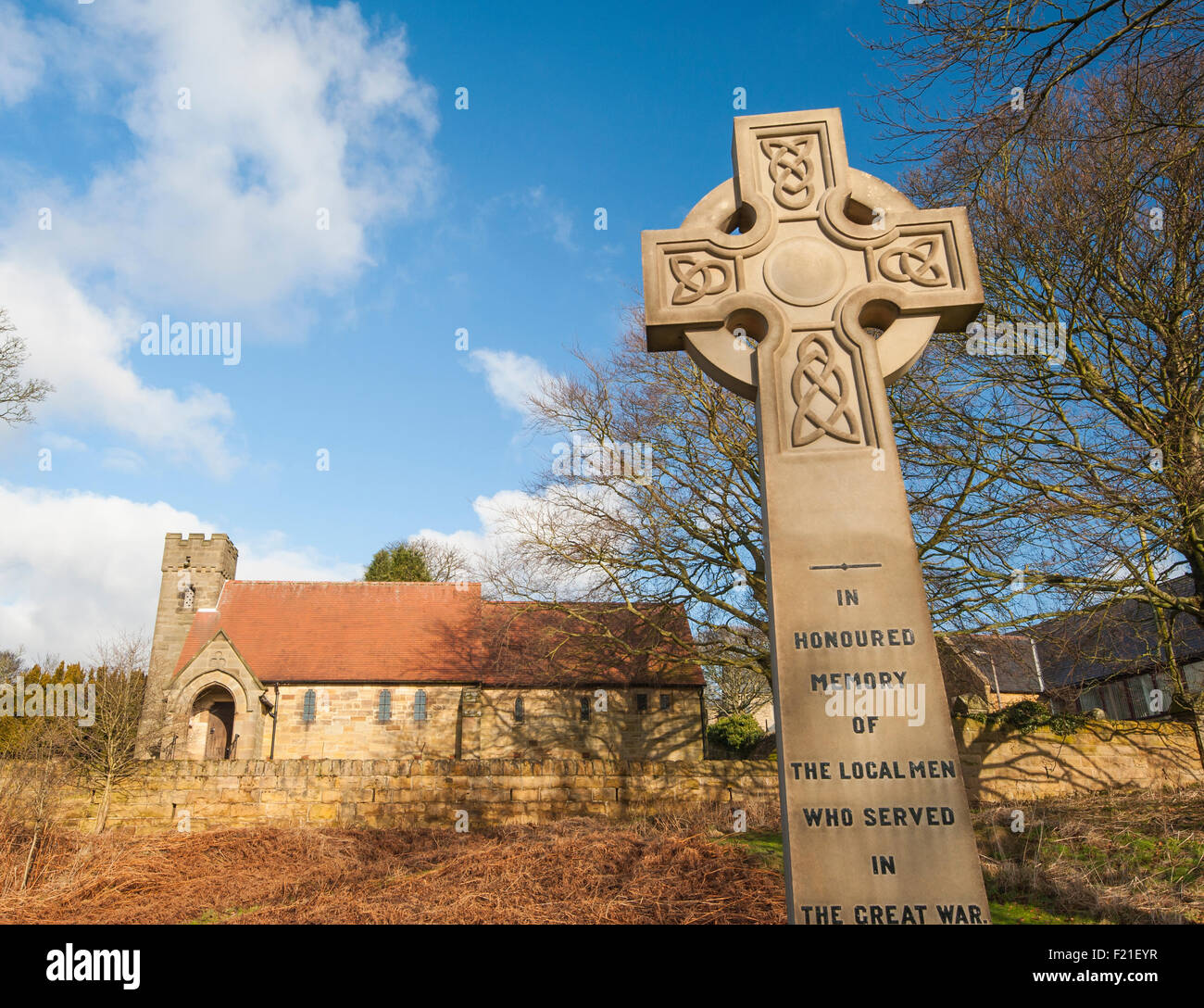 Il vecchio primo mondo memoriale di guerra nella parte anteriore di un rurale nella campagna inglese chiesa del villaggio Foto Stock