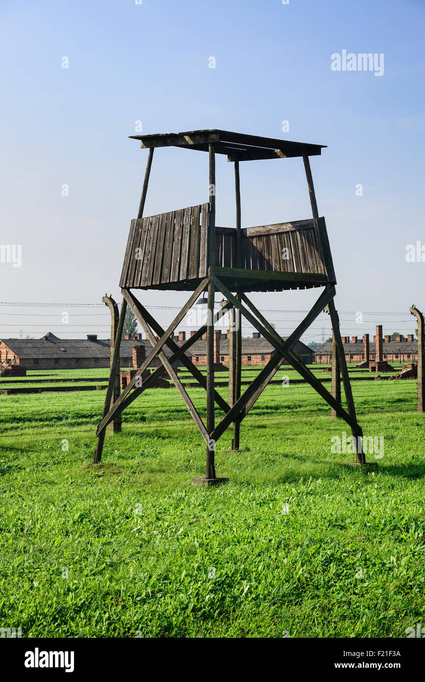 Polonia, Auschwitz-Birkenau Museo di Stato, Birkenau Campo di Concentramento, torre di guardia con reticolati di filo spinato. Foto Stock